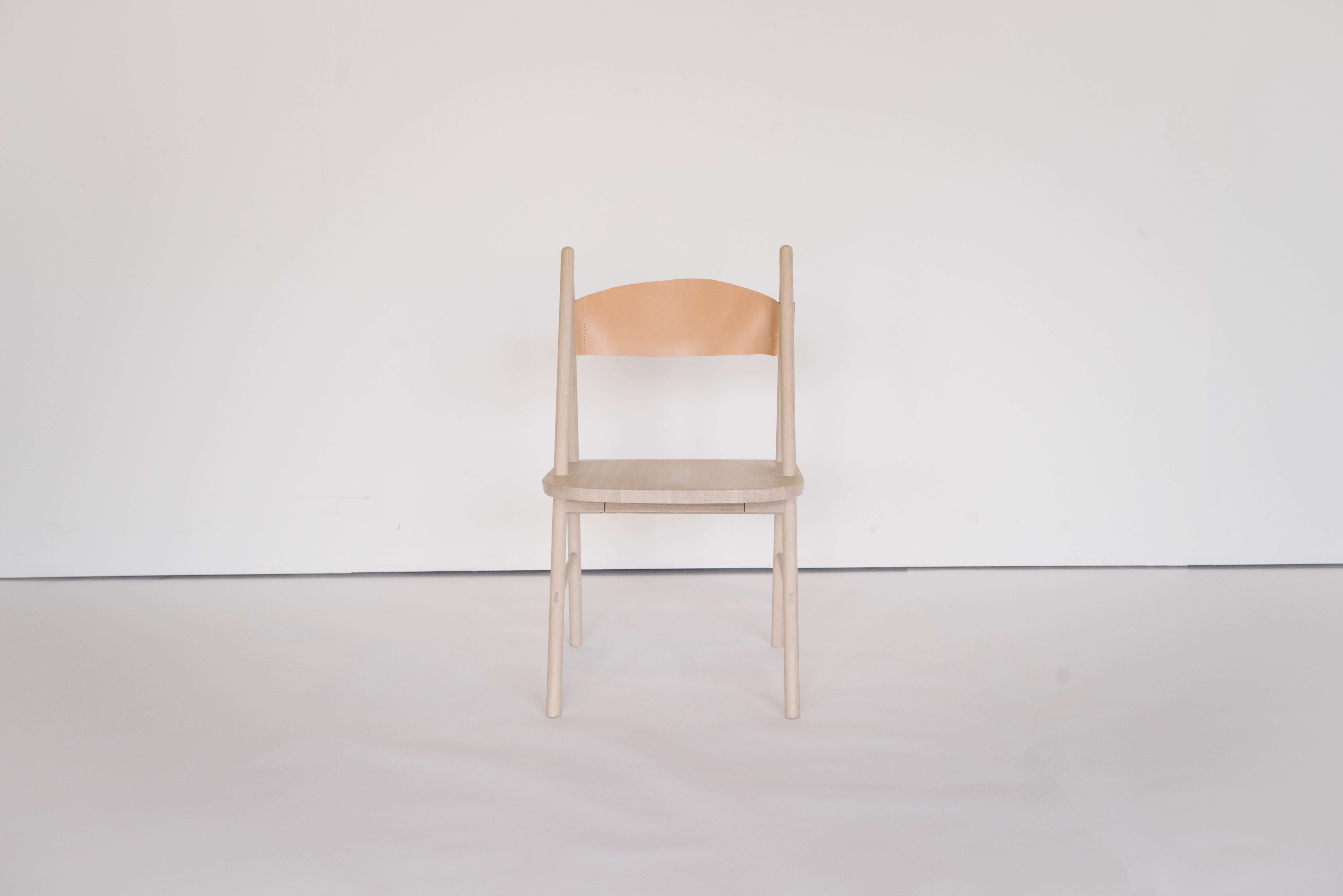 Sun at Six est un studio de design de meubles contemporains qui travaille avec des maîtres menuisiers chinois traditionnels pour fabriquer nos pièces à la main en utilisant la menuiserie traditionnelle. Le dossier concave en cuir fait de cette