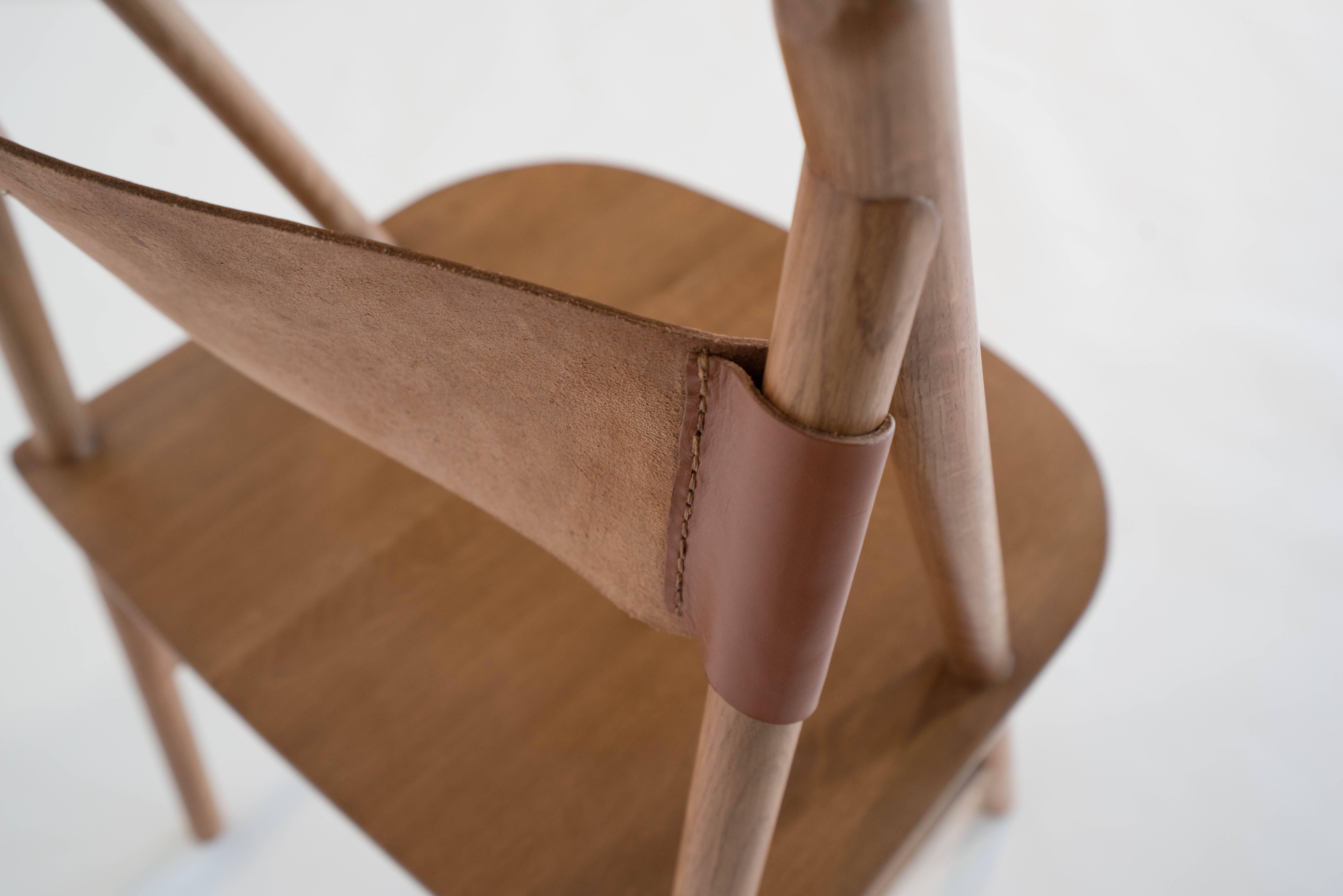 Cress Chair von Sun at Six, Sienna Minimalistischer Esszimmerstuhl aus Holz, Leder (Tischlerei) im Angebot