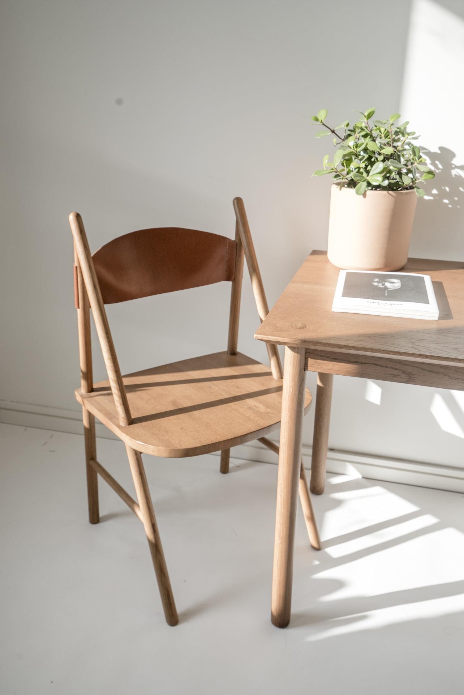 Cress Chair von Sun at Six, Sienna Minimalistischer Esszimmerstuhl aus Holz, Leder (21. Jahrhundert und zeitgenössisch) im Angebot