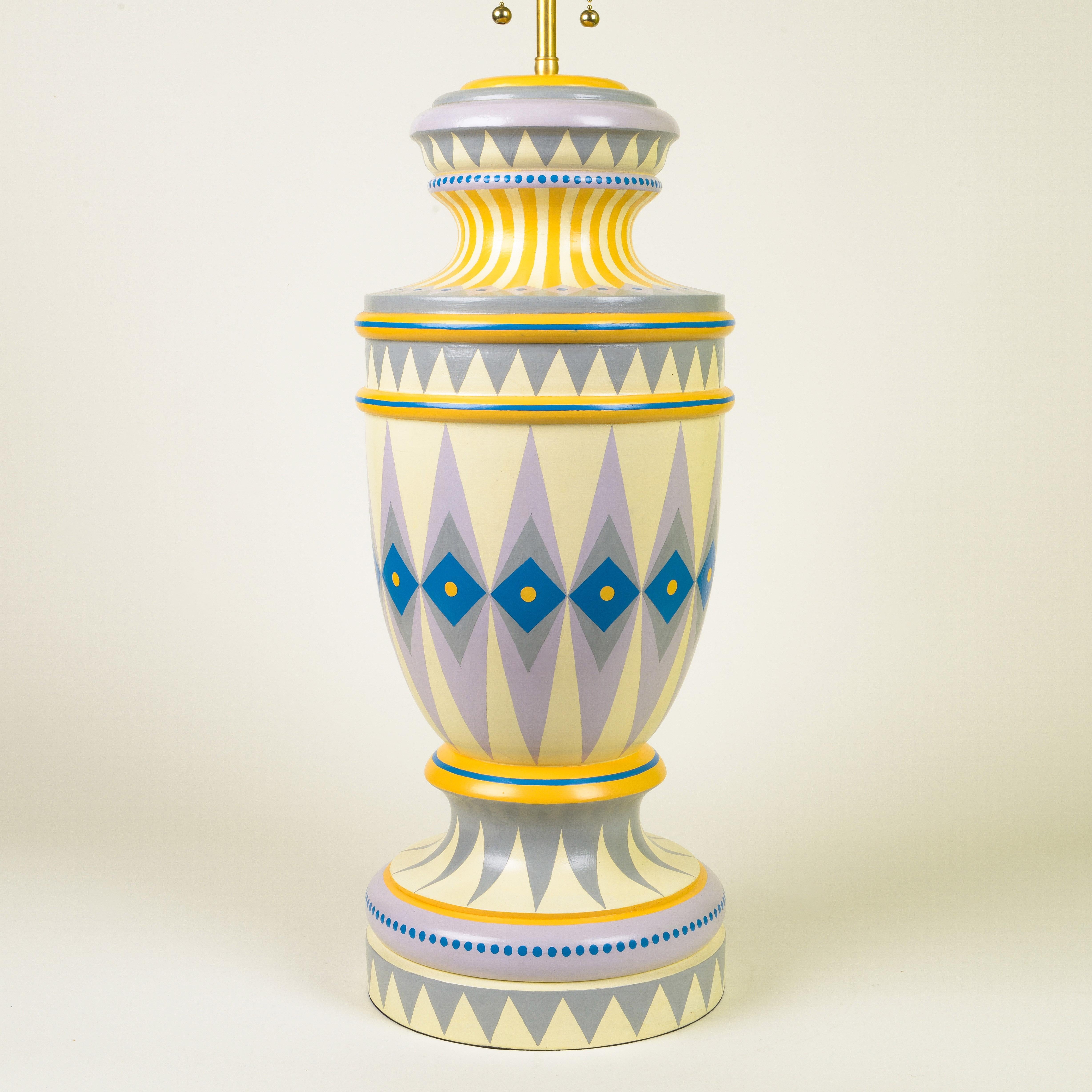 Base de lampe urne géante avec abat-jour assorti

Base de lampe urne géante peinte à la main avec abat-jour assorti orné de différentes nuances de violet, de bleu foncé et de jaune.

Cressida Bell est une designer britannique spécialisée dans les
