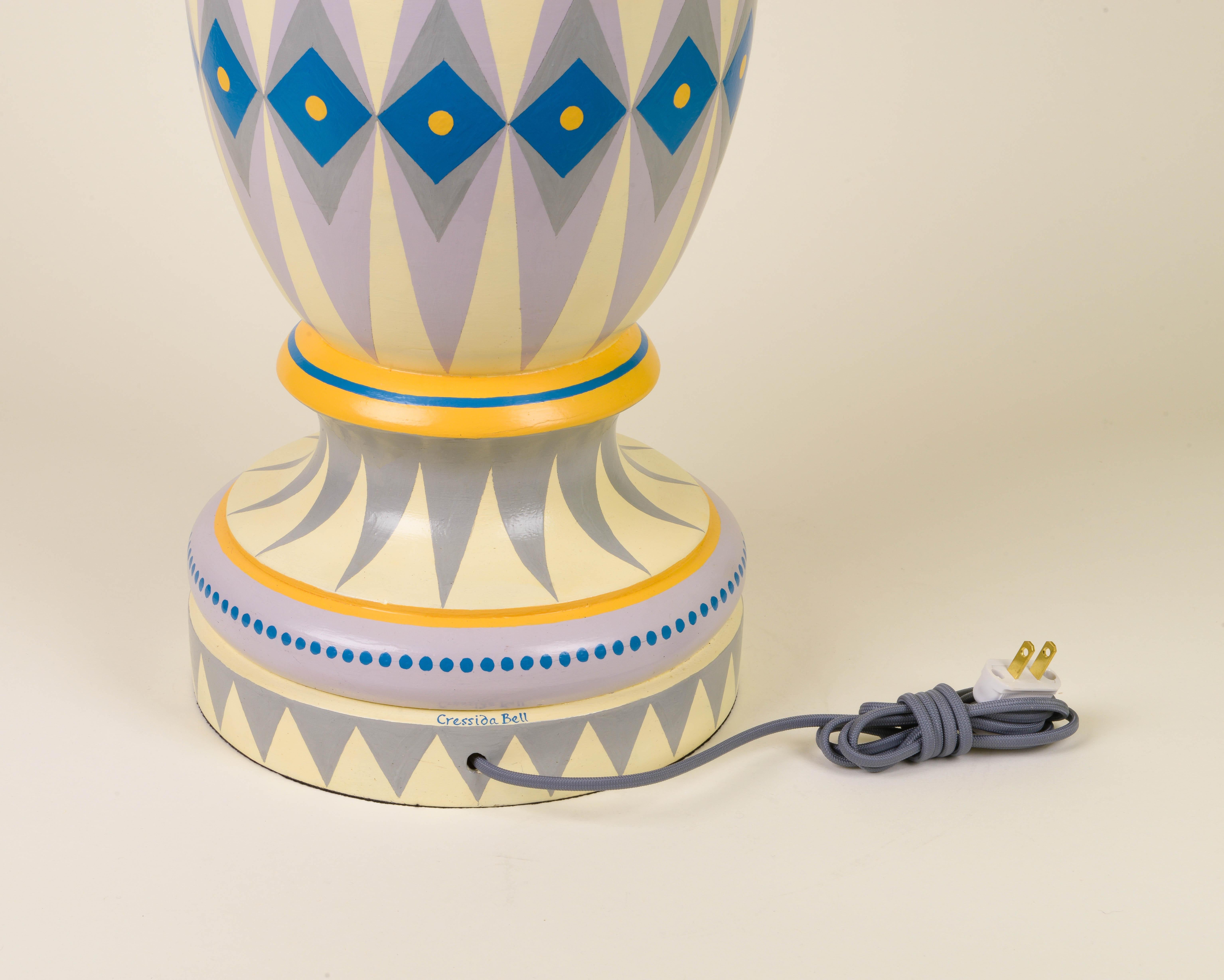 Cressida Bell – „Harlekin“-Tischlampe (Messing) im Angebot
