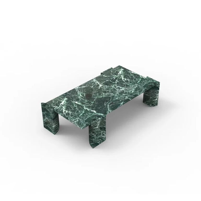 La Mesa baja Crest es una pieza atrevida pero refinada, diseñada para aportar belleza escultural y fuerza arquitectónica a los interiores de lujo. Fabricada íntegramente en piedra de primera calidad, esta mesa presenta un veteado profundo y