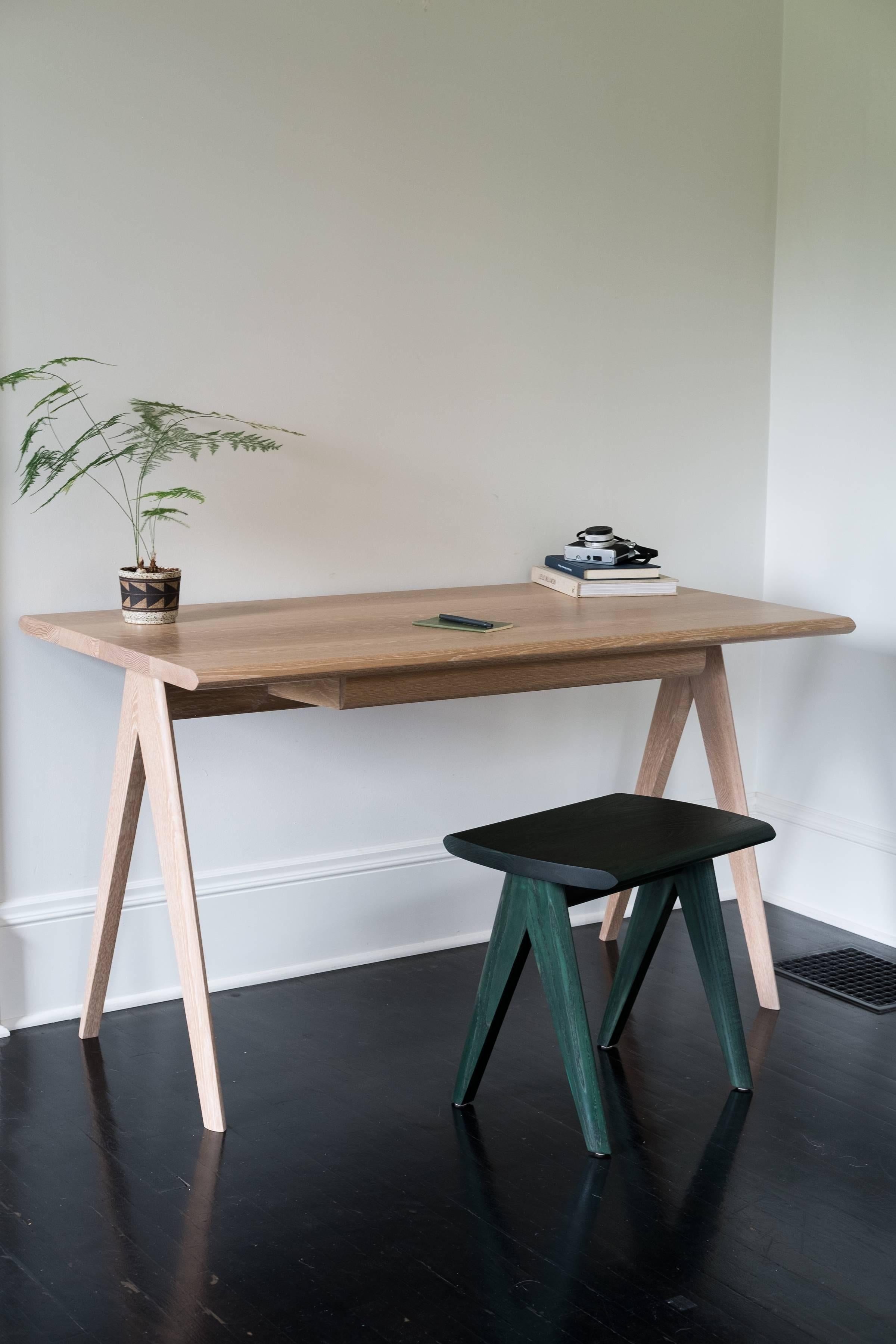 Moderne Bureau Crest de Tretiak Works, bureau contemporain en chêne blanc cérusé fait à la main en vente