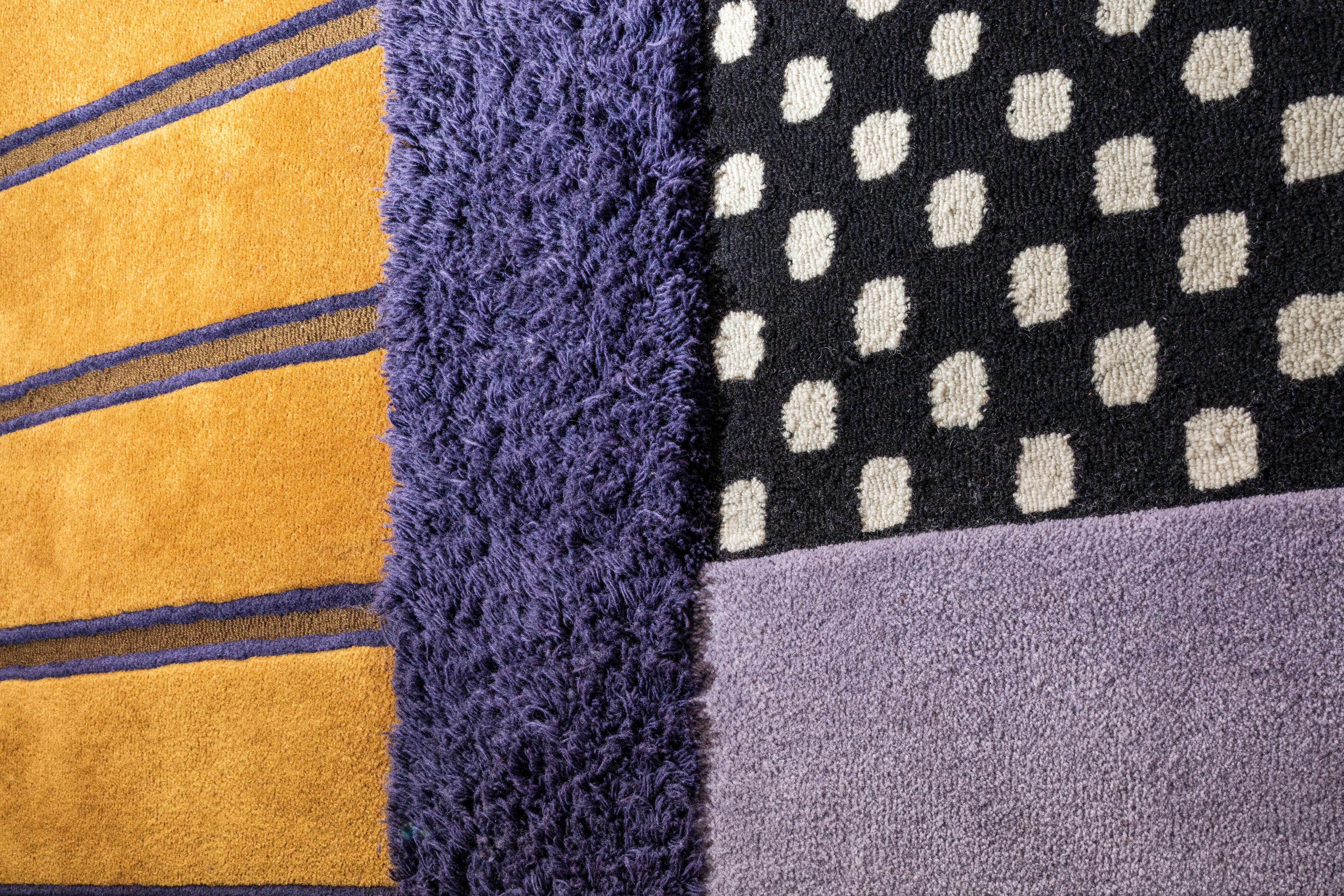 Indien Crest I Track by Moniomi, Tapis graphique en laine multicolore vert, tufté à la main en vente