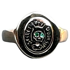 Crest Ring Siegel Schädel Skull Smaragd Memento Mori Stil