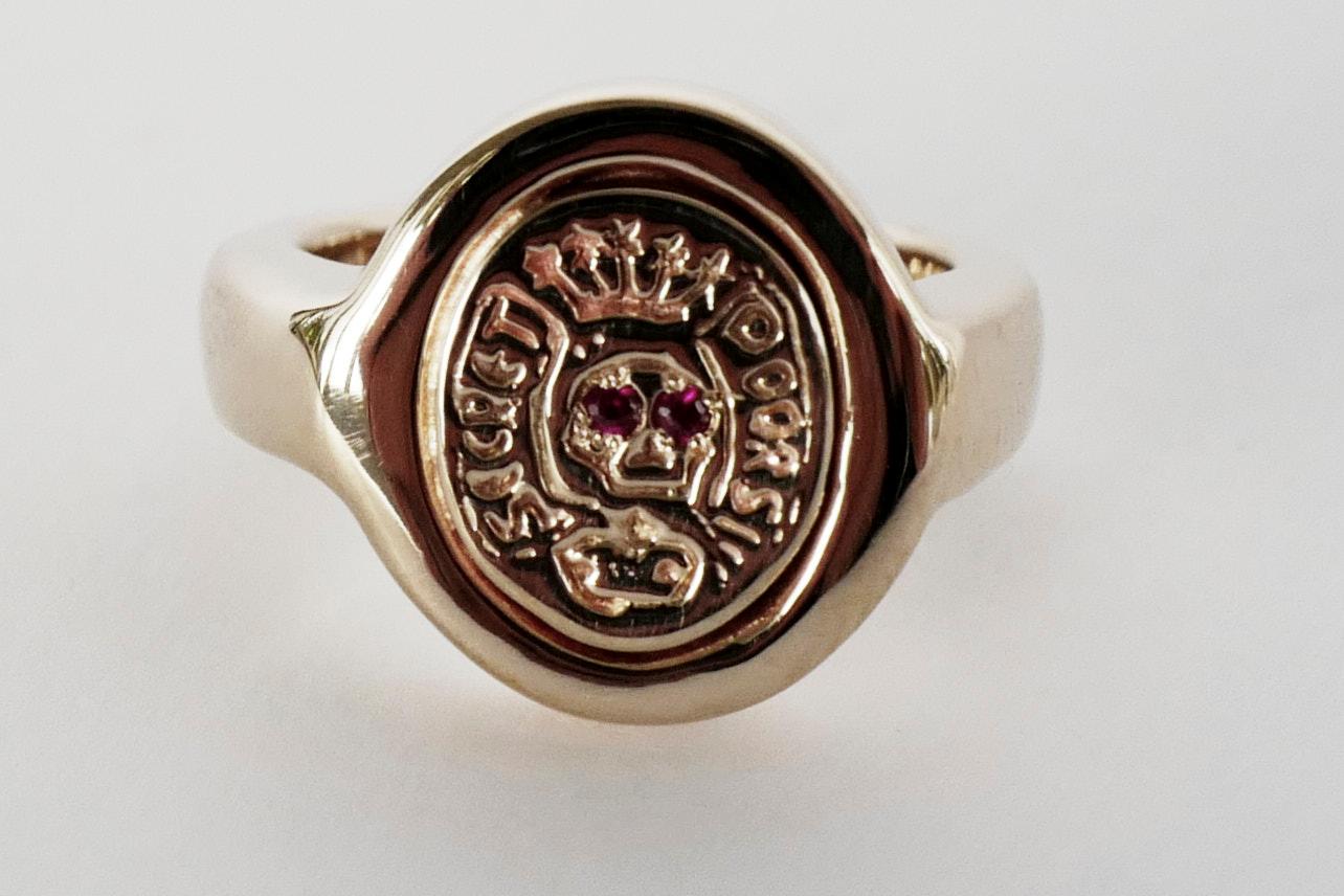 Signet de cimier  Memento Mori Style Crâne Bague en or 14k Yeux en rubis J Dauphin
Pièce de signature de J. DAUPHIN 