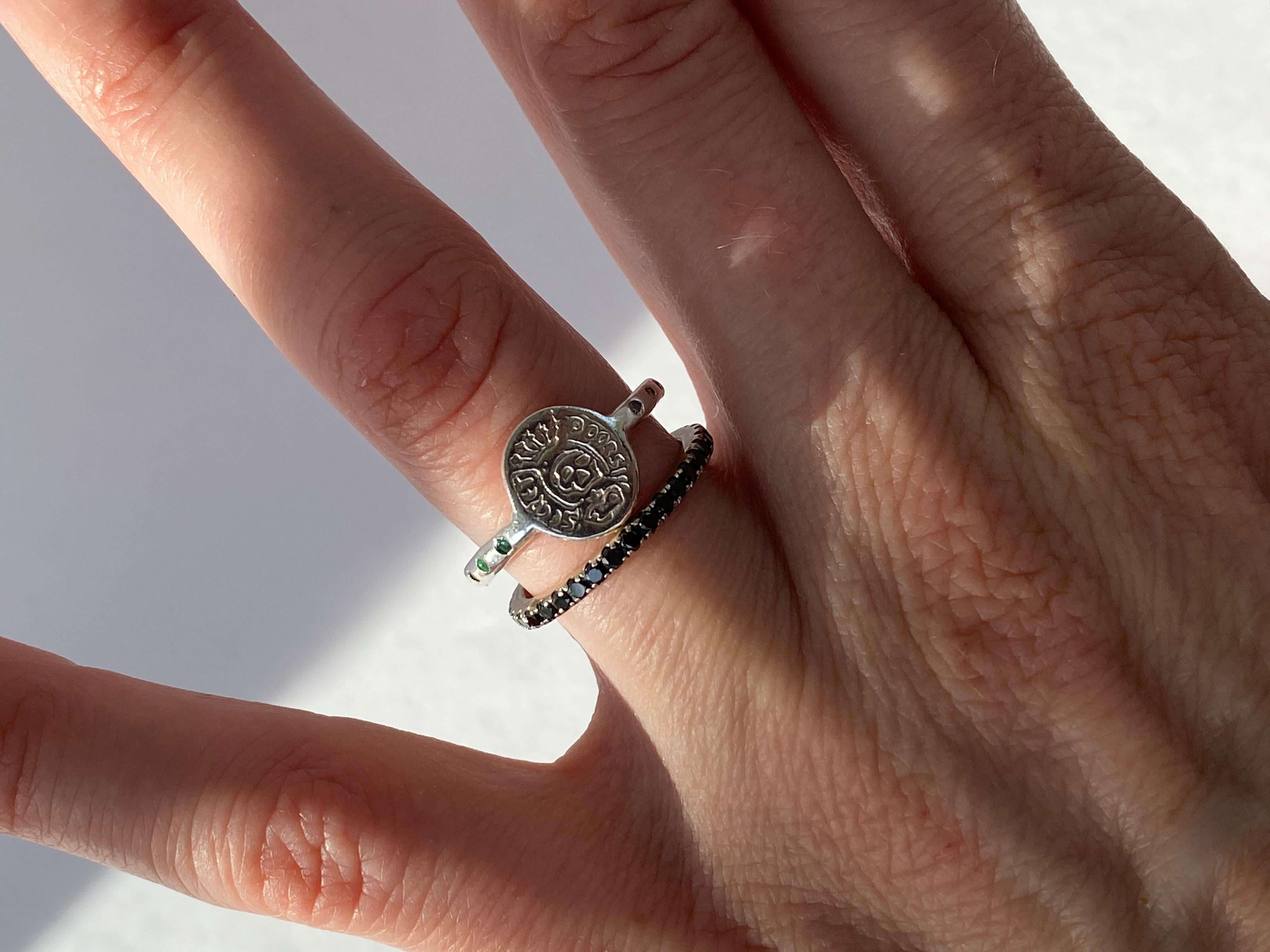 Bague signet Crest en argent sterling avec crâne en émeraude et rubis Memento Mori J Dauphin Neuf - En vente à Los Angeles, CA