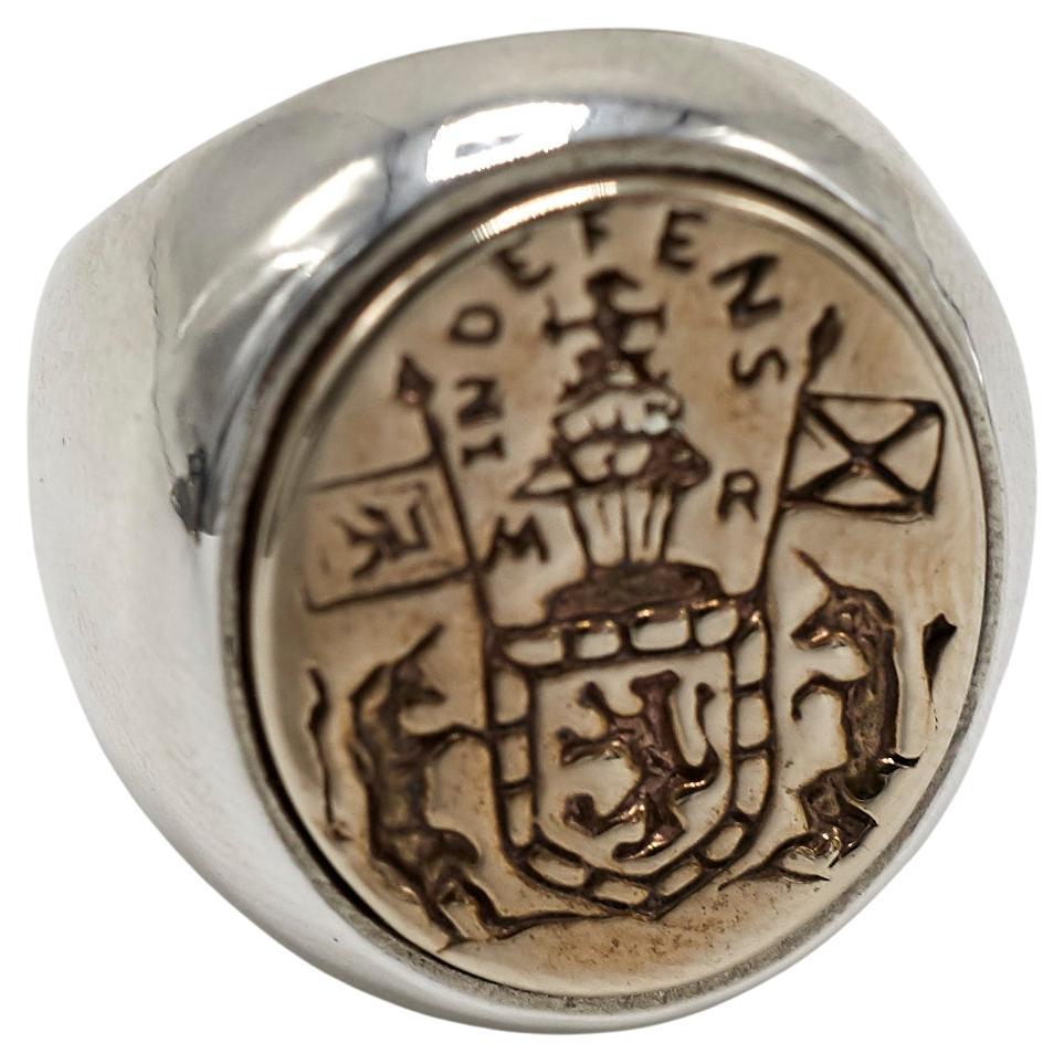 Crest Signet Ring 14k Yellow Gold Medal Bisel  con Base de Anillo en Plata de Ley para Caballero o Unisex
Diseñador: J Dauphin

Inspirado en el anillo de la reina María de Escocia. Anillo de sello de oro; grabado; hombros ornamentados con flores y