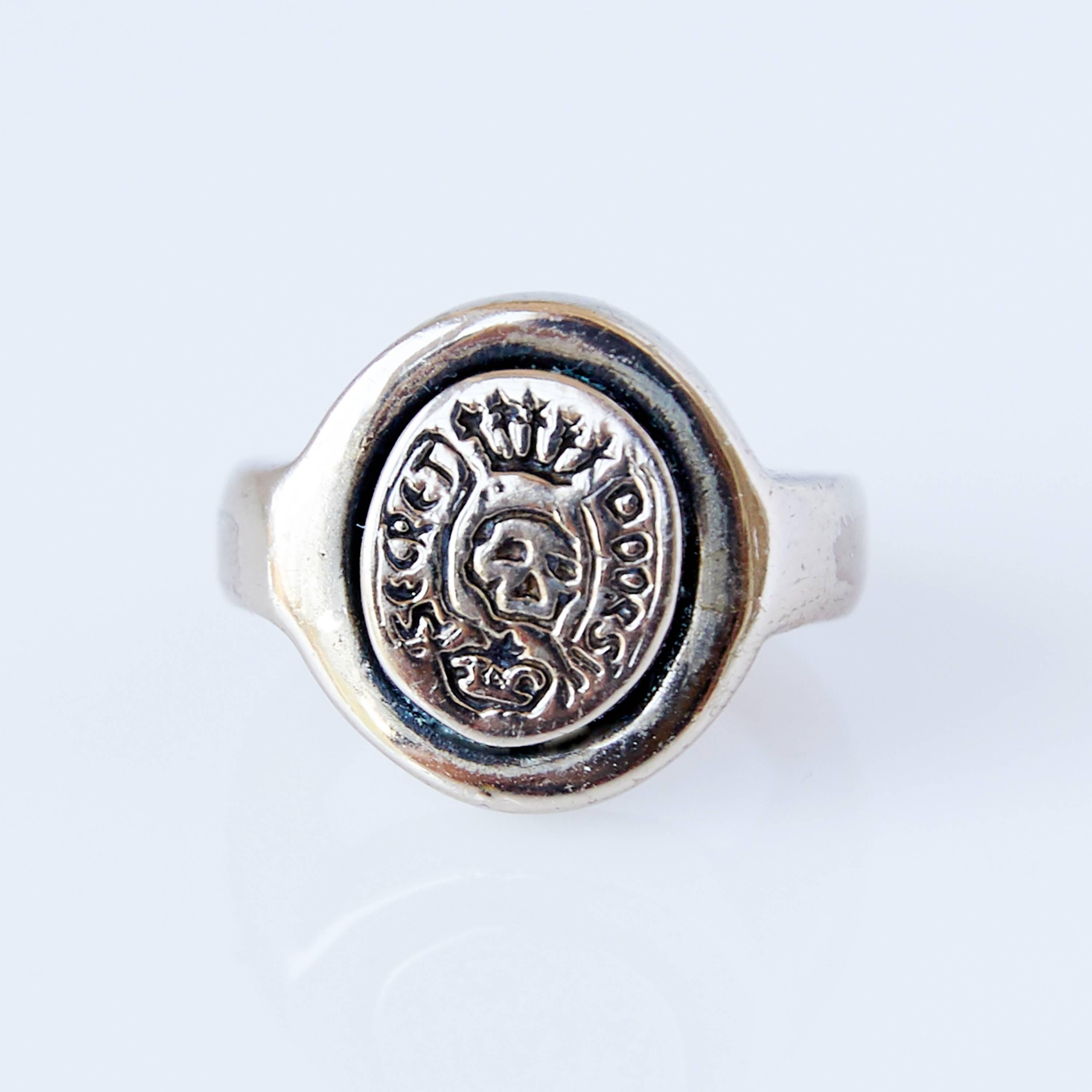 Victorian Style Crest Signet Ring Skull Silver In New Condition For Sale In Los Angeles, CA