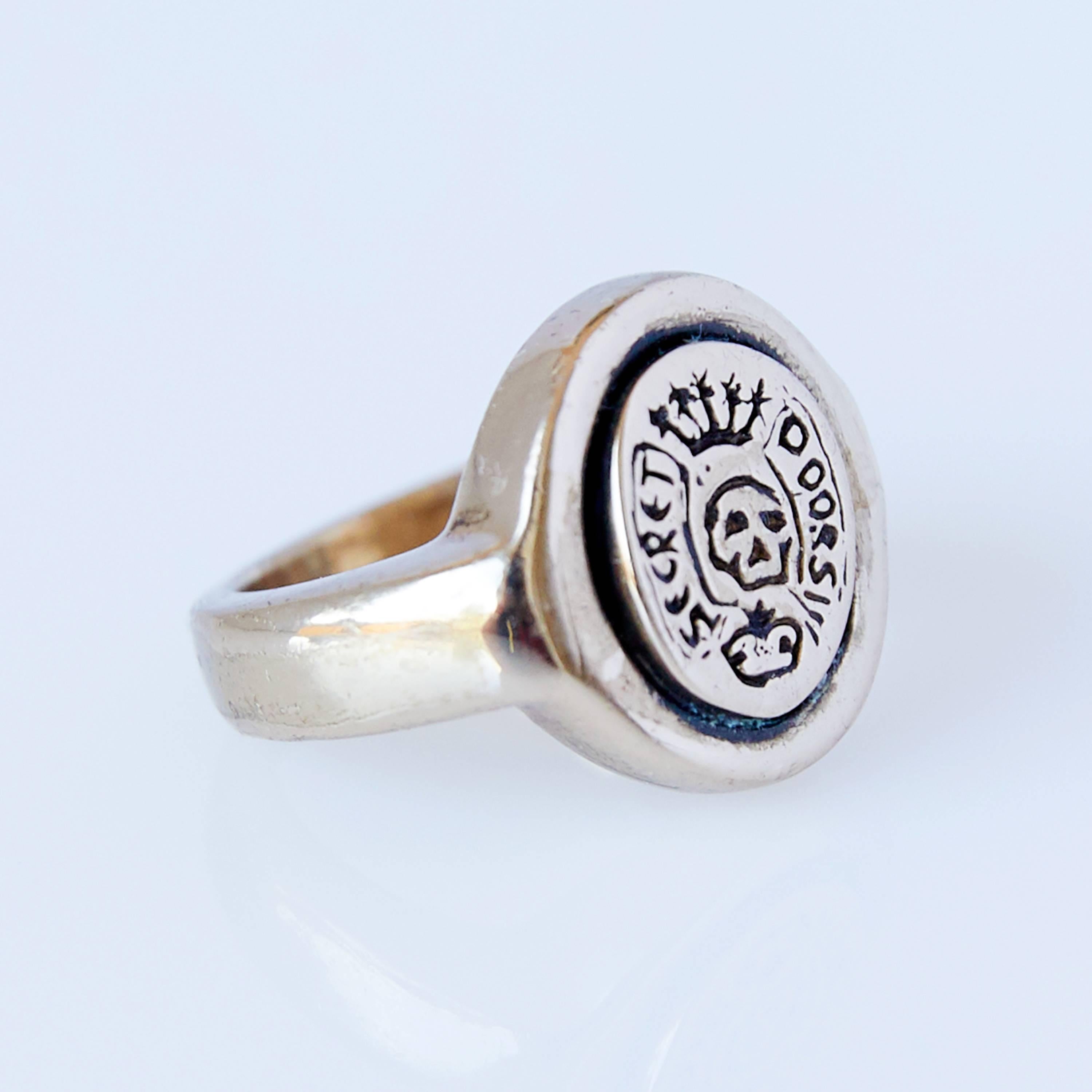 Crest Siegel-Ring mit Totenkopf Memento Mori Gold Vermeil Rosa Ring J Dauphin im Zustand „Neu“ im Angebot in Los Angeles, CA