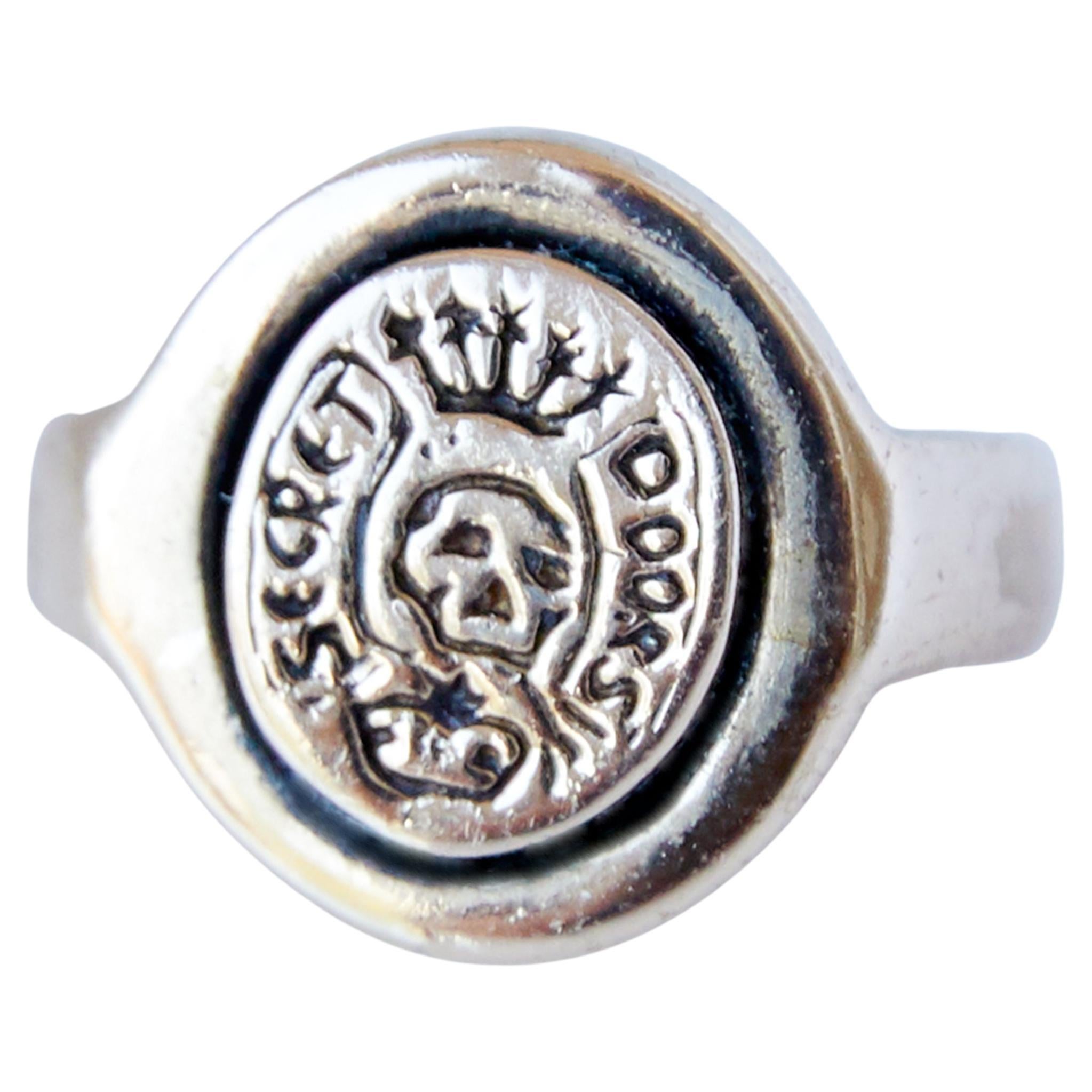 Crest Siegel-Ring mit Totenkopf im Memento Mori-Stil aus Bronze J Dauphin im Angebot