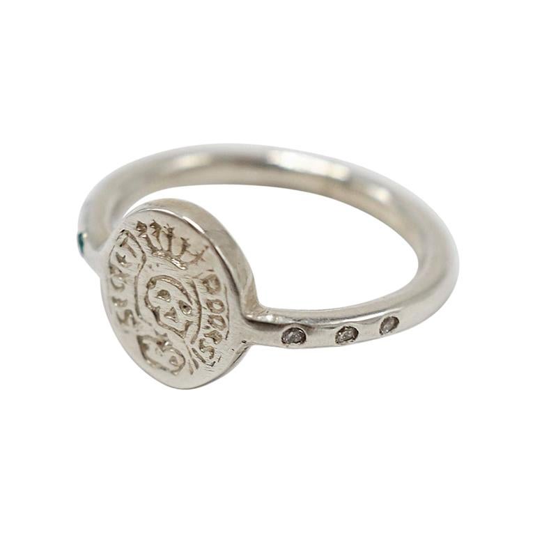 Crête de Signet Crest en argent sterling, émeraude, diamant blanc et crâne de J Dauphin en vente