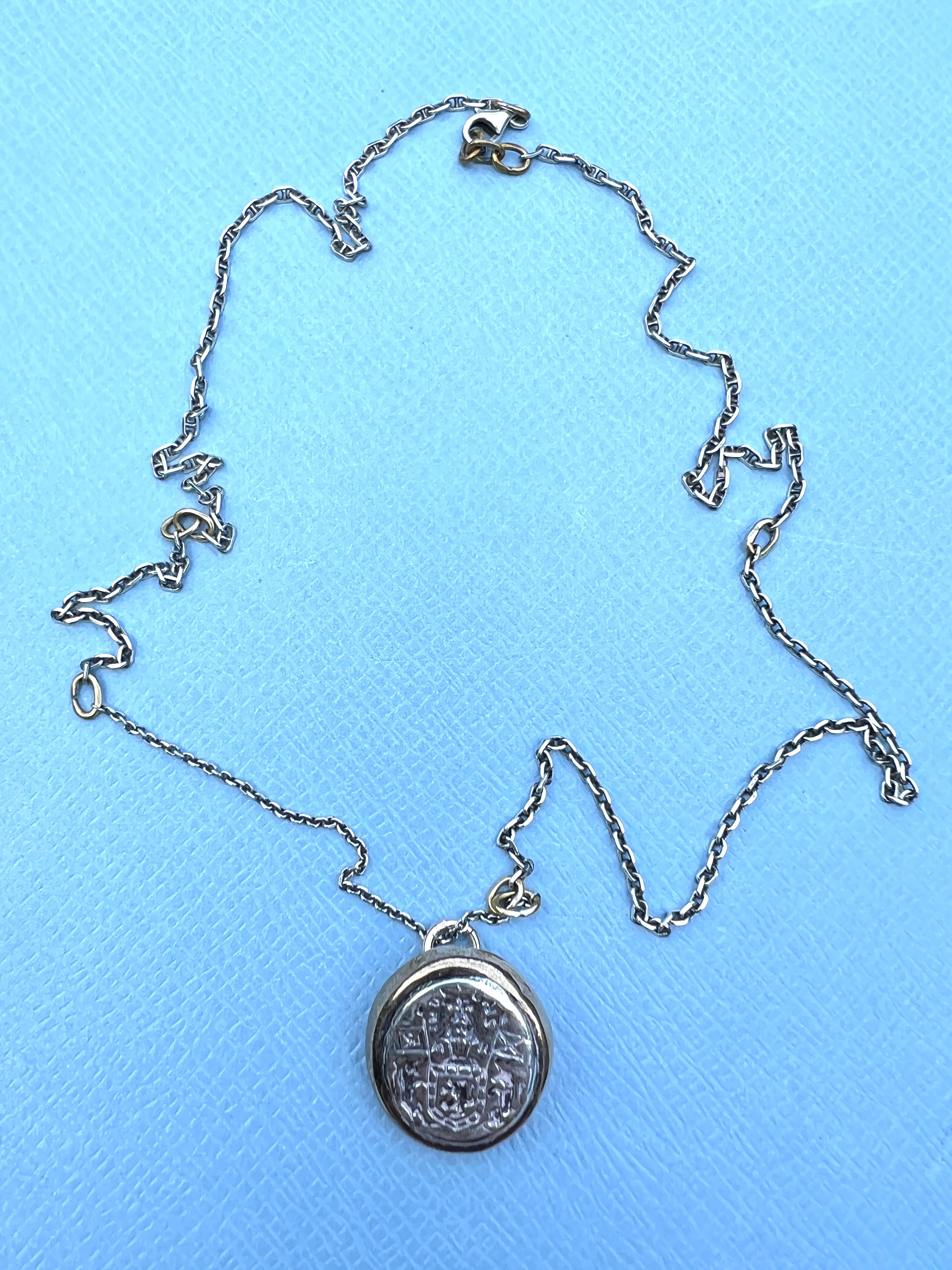 Crest Signet Silver Medal Chain Necklace English Legacy Historical Marriage In New Condition In Los Angeles, CA