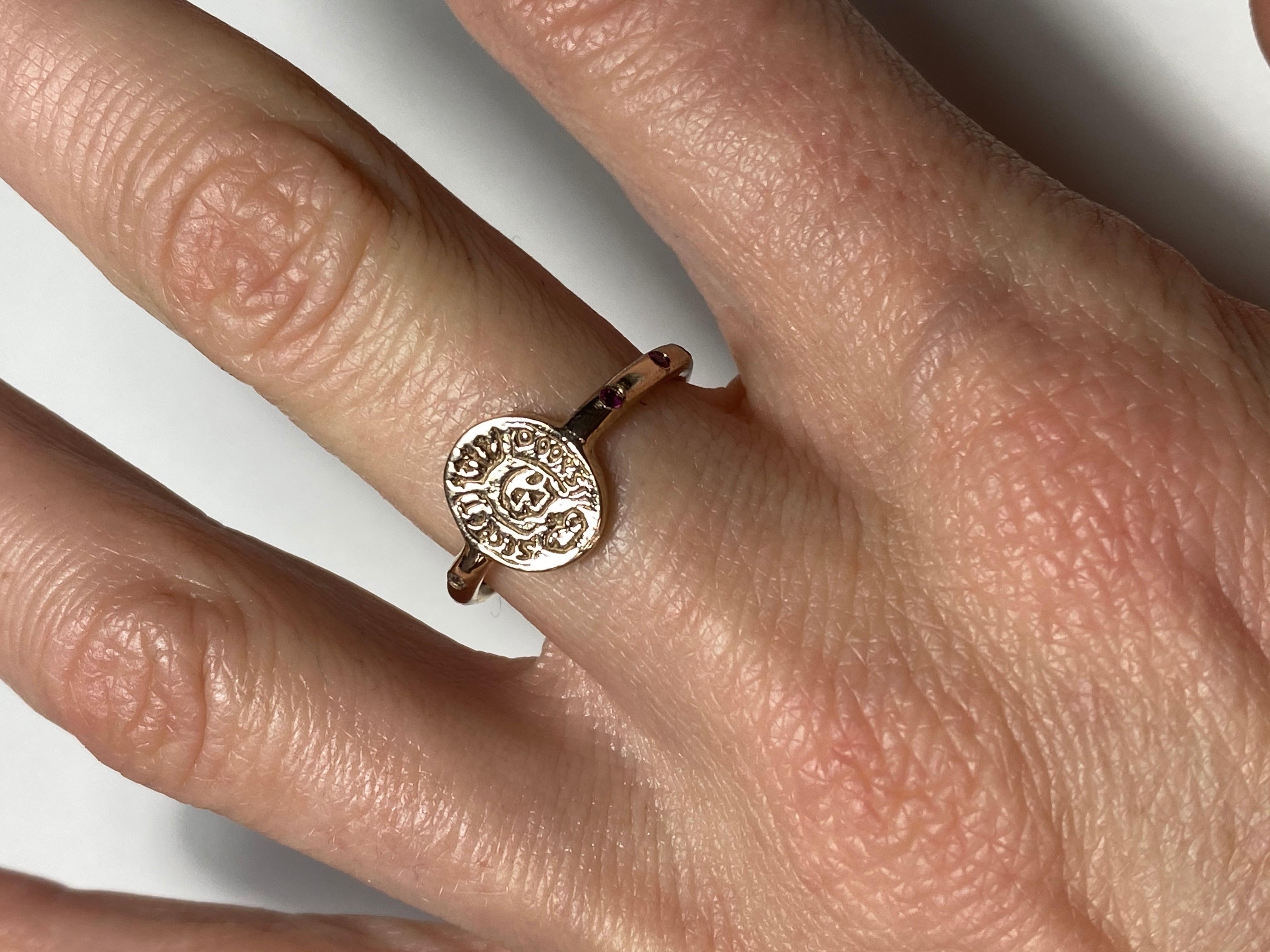 Crest Signet Skull Ring 14 Karat Gold Memento Mori Style Esmeralda Rubí J Dauphin Victoriano