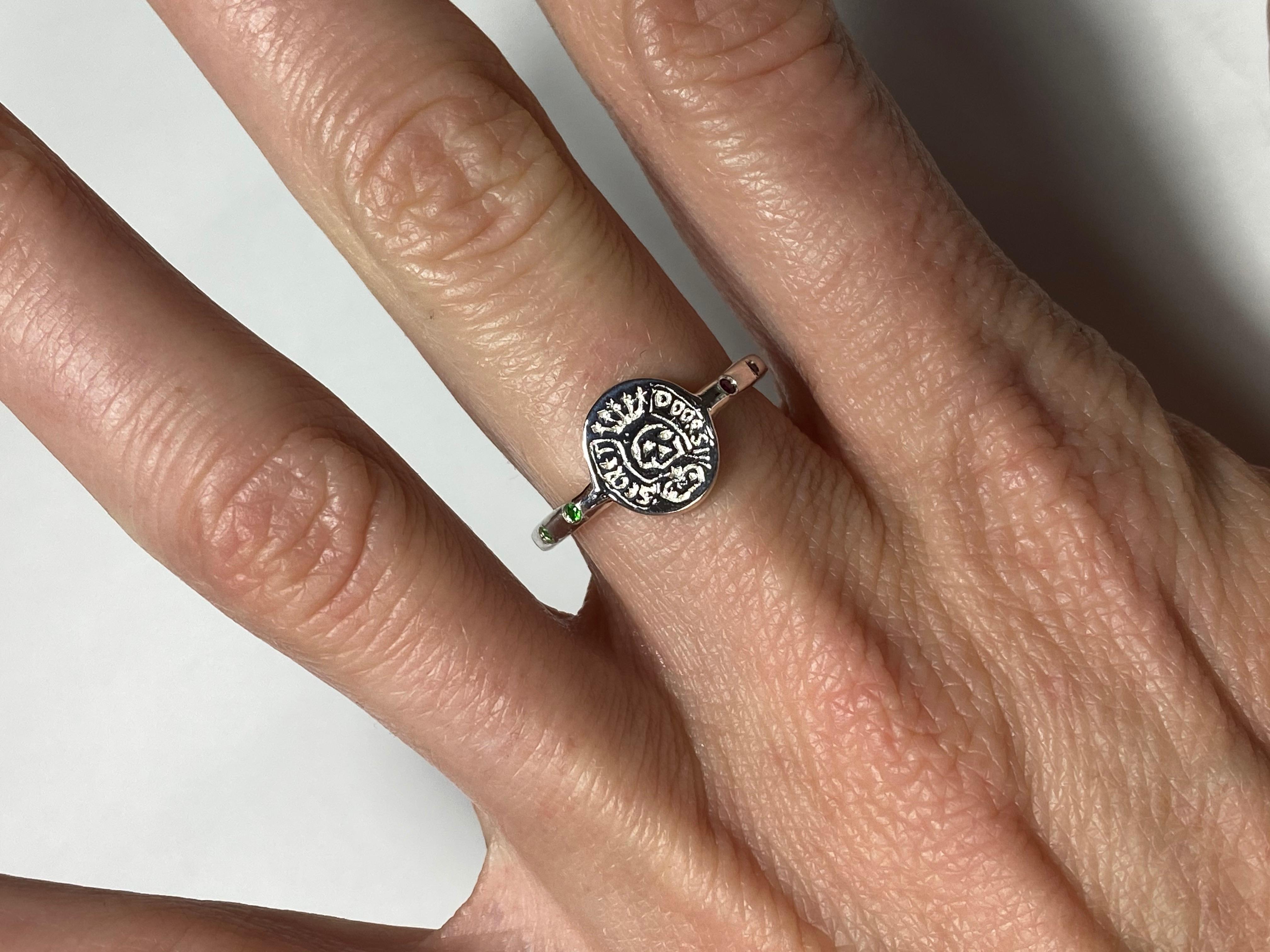 Crest Signet Skull Ring Oro Estilo Memento Mori Rubí Esmeralda J Dauphin en Nuevo Estado en Los Angeles, CA