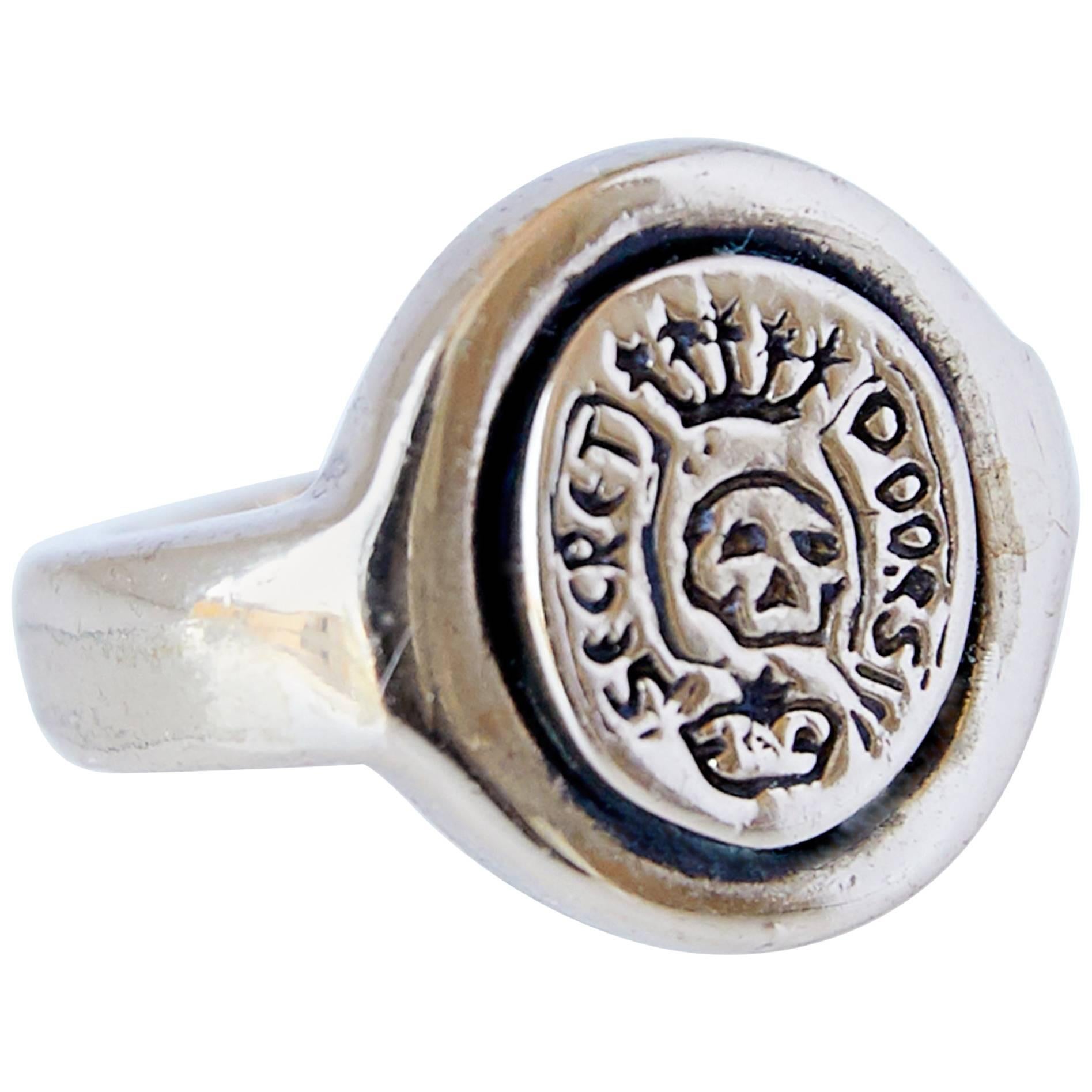 Silberner Wappenschild Schädel-Ring im Memento Mori-Stil von J Dauphin im Zustand „Neu“ im Angebot in Los Angeles, CA