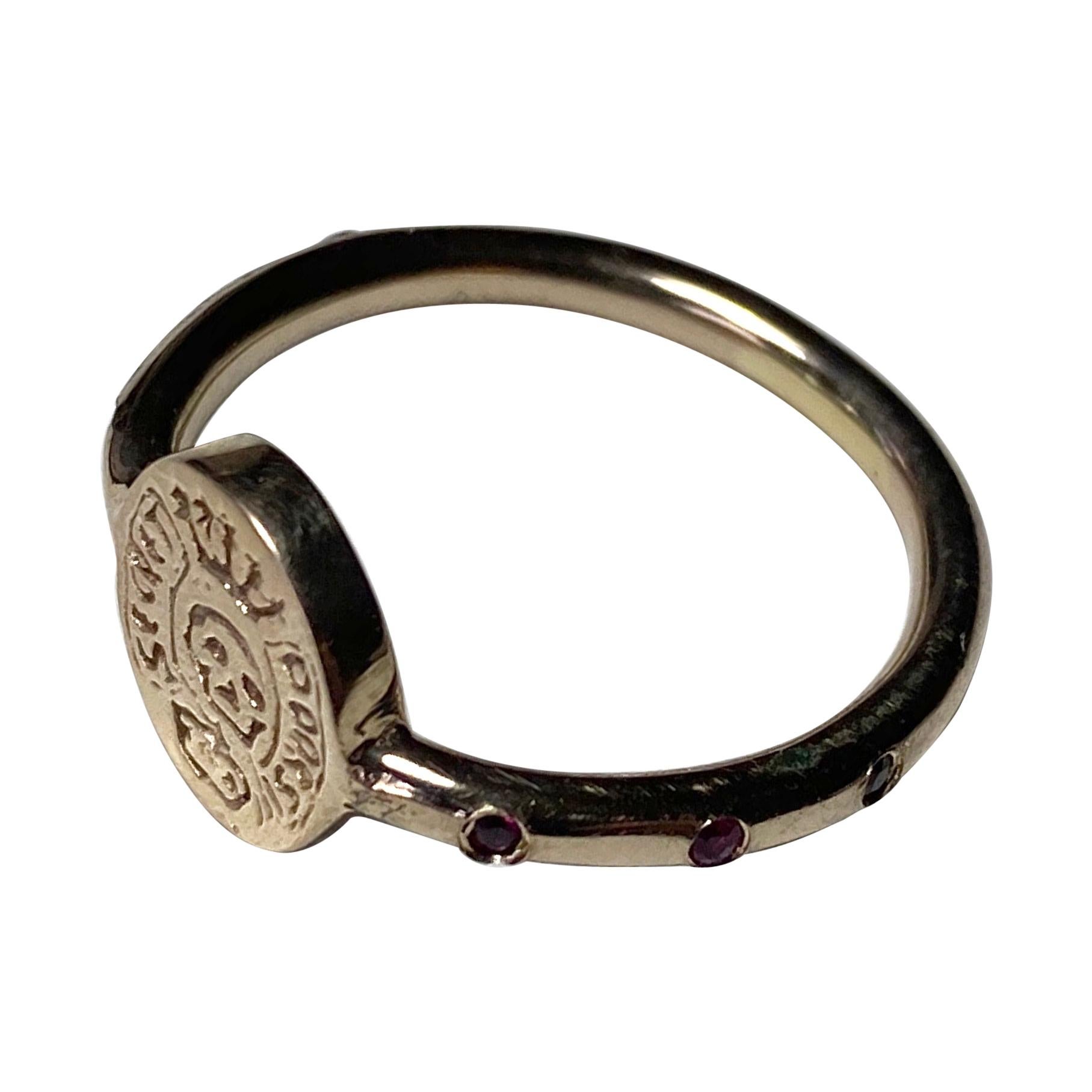 Taglio brillante Anello Crest Signet Skull in stile vittoriano Unisex in vendita