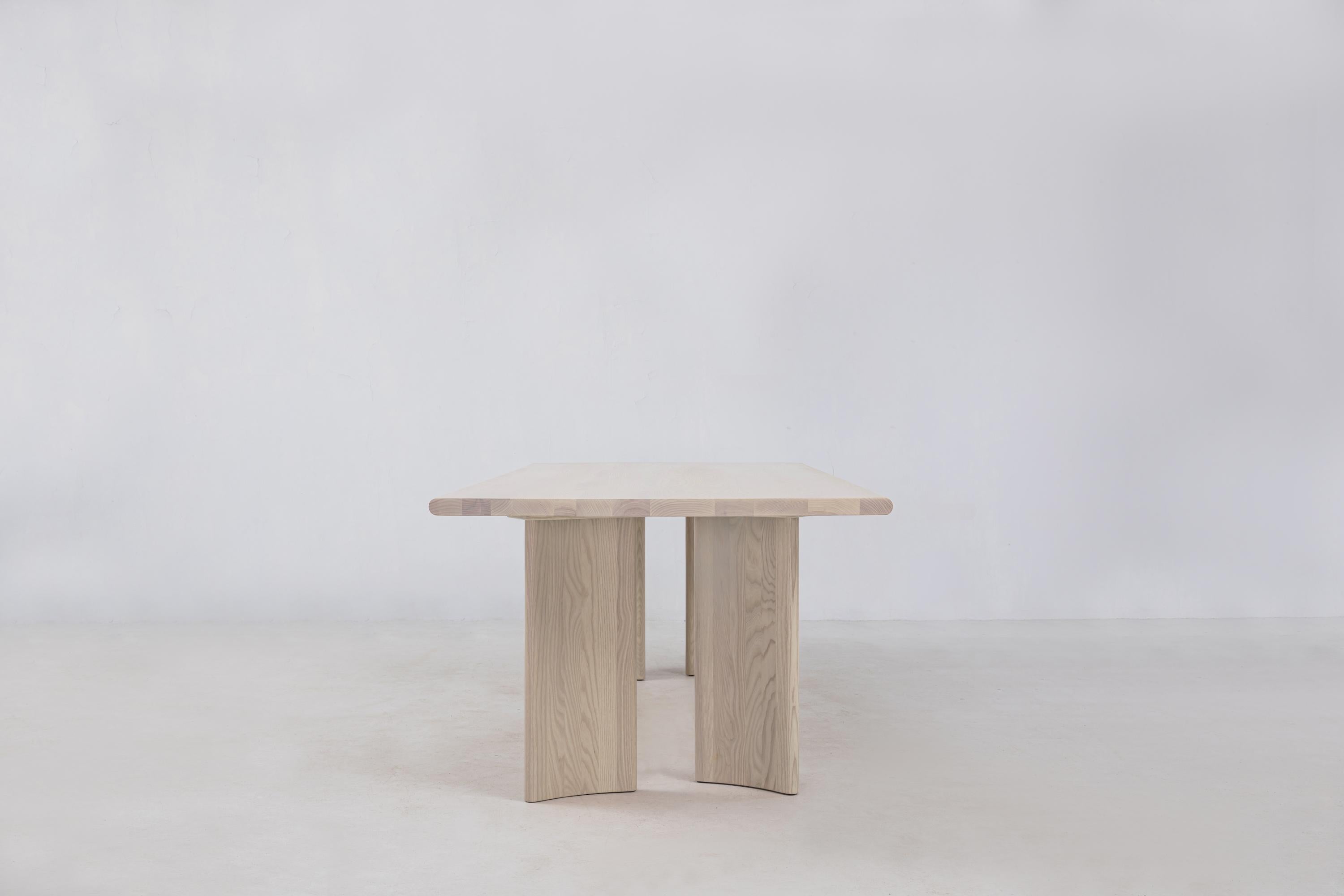 Minimaliste Table de salle à manger Crest 108 pouces, table de salle à manger minimaliste en frêne blanc FSC en vente