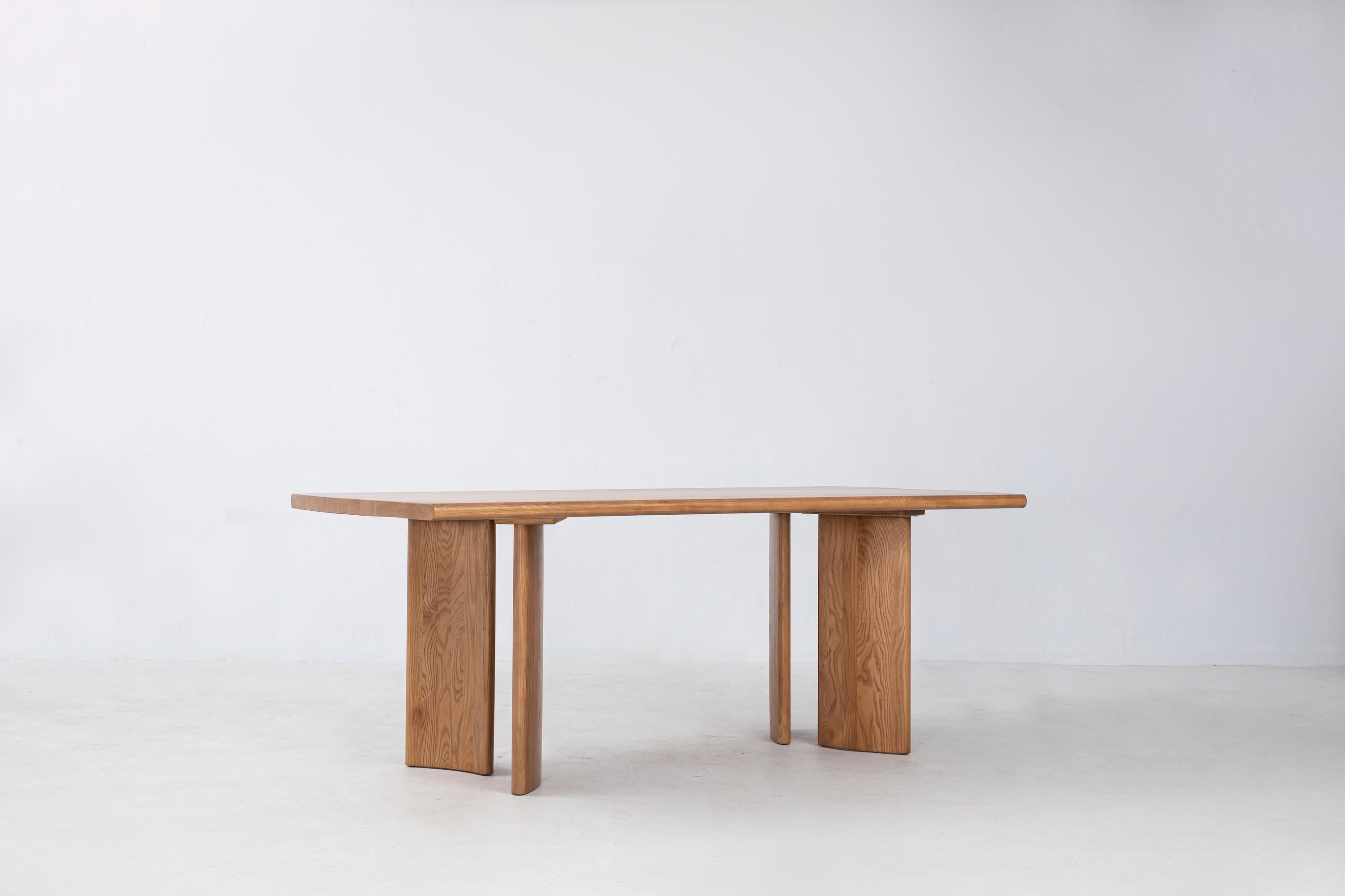 Minimaliste Table Crest 78 po. (78 po.) par Sun at Six, Sienne, table à manger minimaliste en bois en vente
