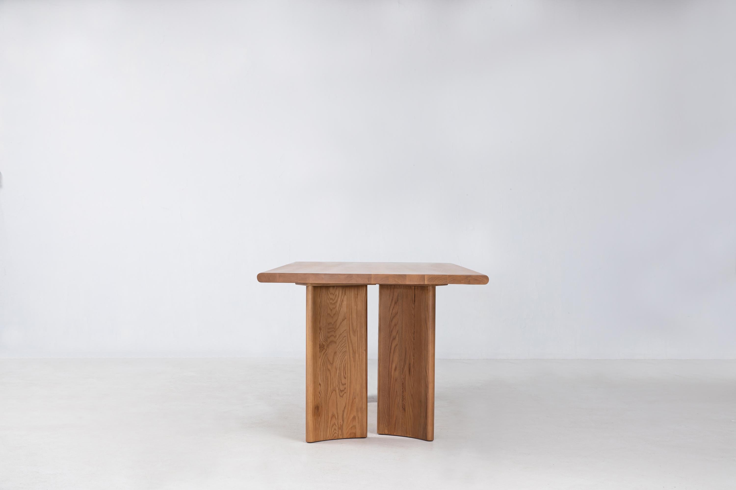 Chinois Table Crest 78 po. (78 po.) par Sun at Six, Sienne, table à manger minimaliste en bois en vente