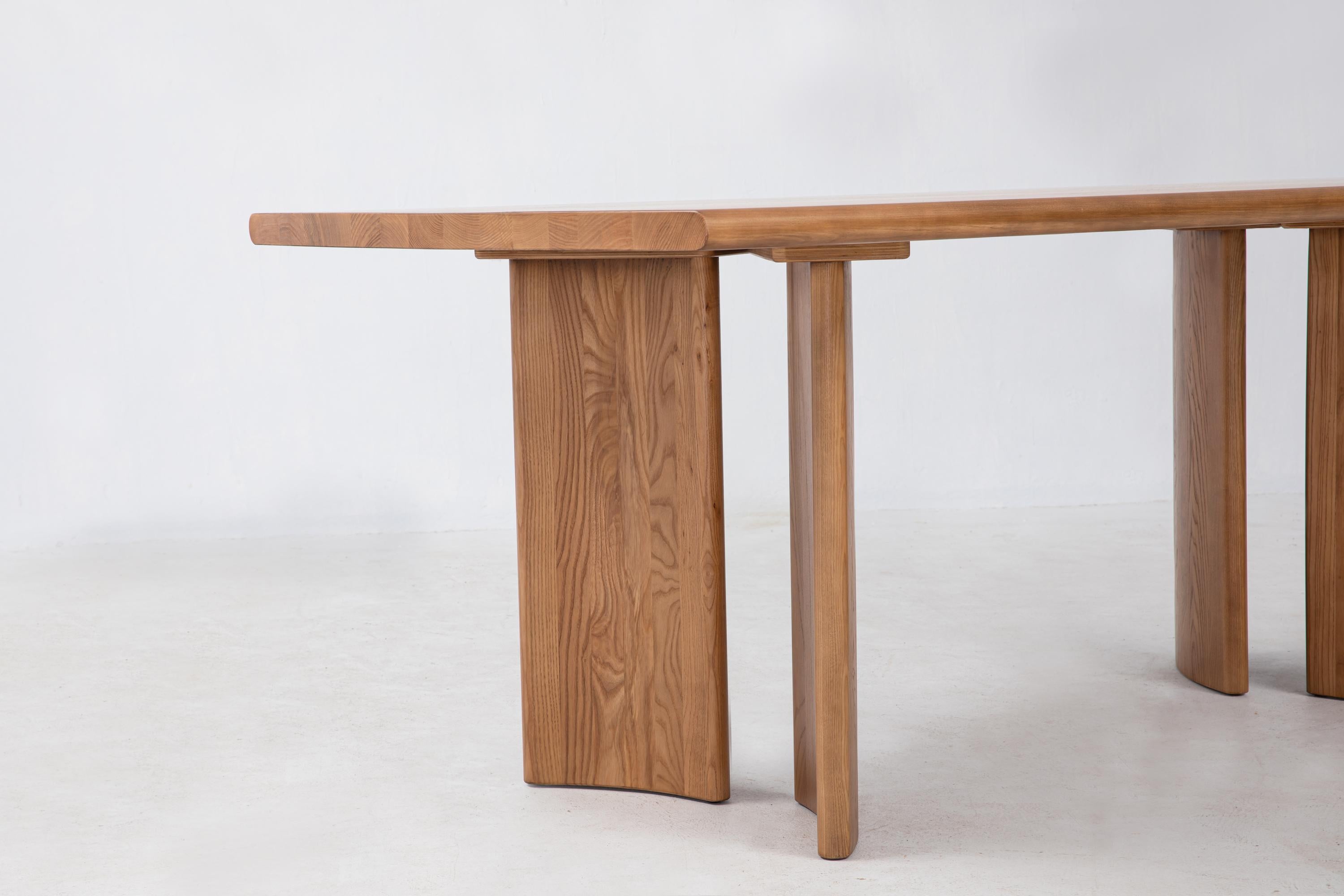 Menuiserie Table Crest 78 po. (78 po.) par Sun at Six, Sienne, table à manger minimaliste en bois en vente