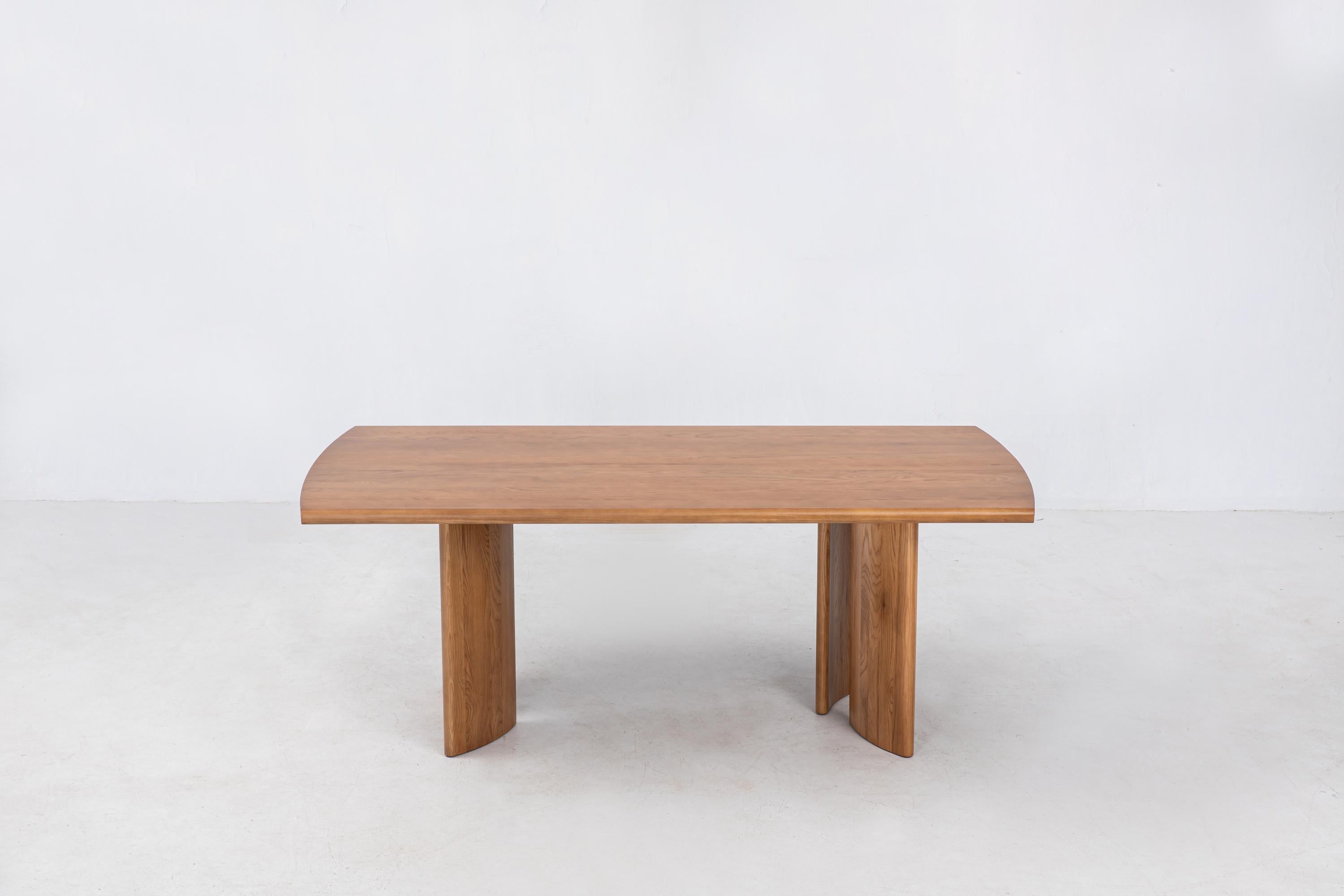 XXIe siècle et contemporain Table Crest 78 po. (78 po.) par Sun at Six, Sienne, table à manger minimaliste en bois en vente