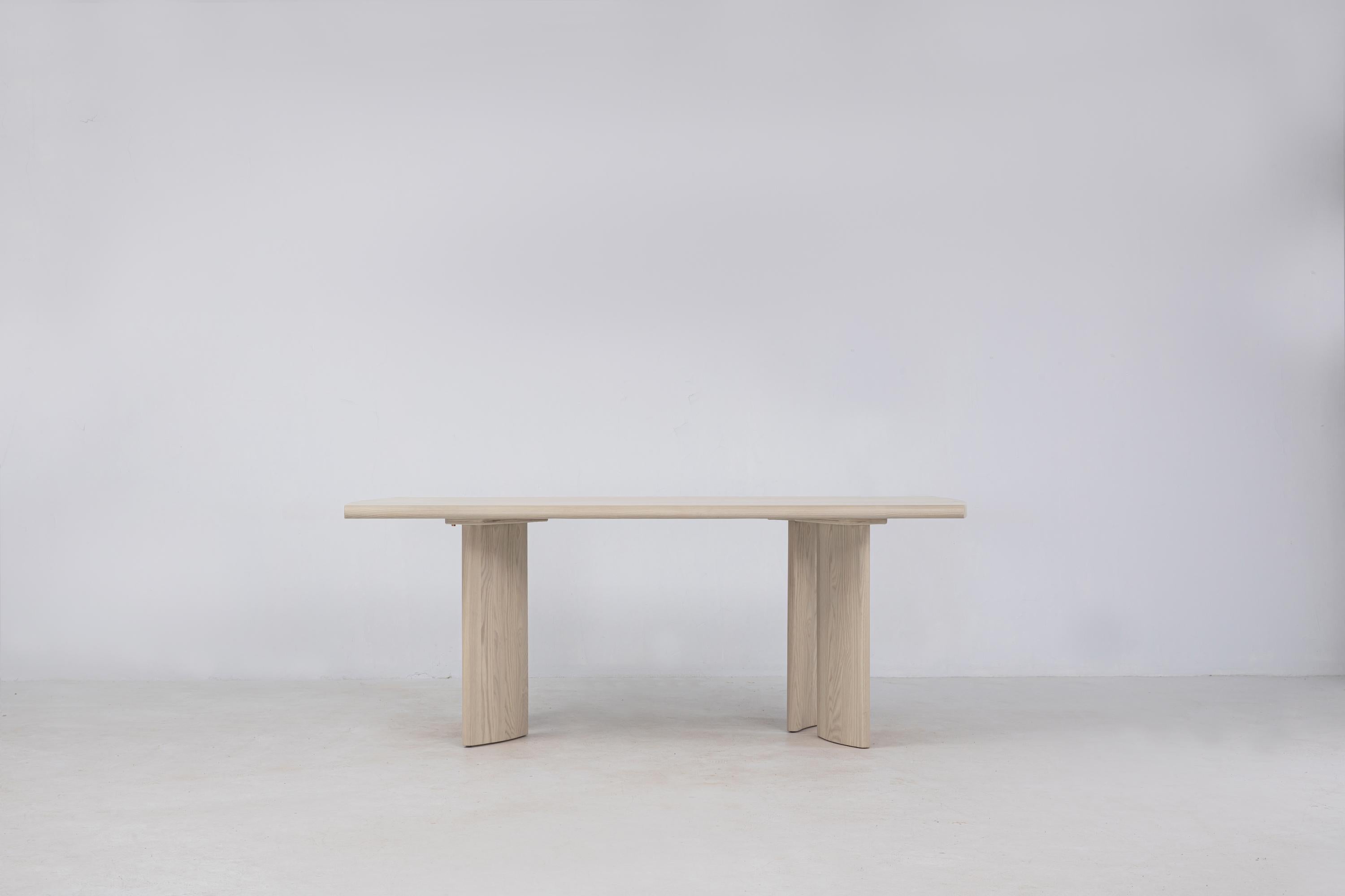 Table Crest 198,1 cm couleur chair, table de salle à manger minimaliste en bois Neuf - En vente à San Jose, CA