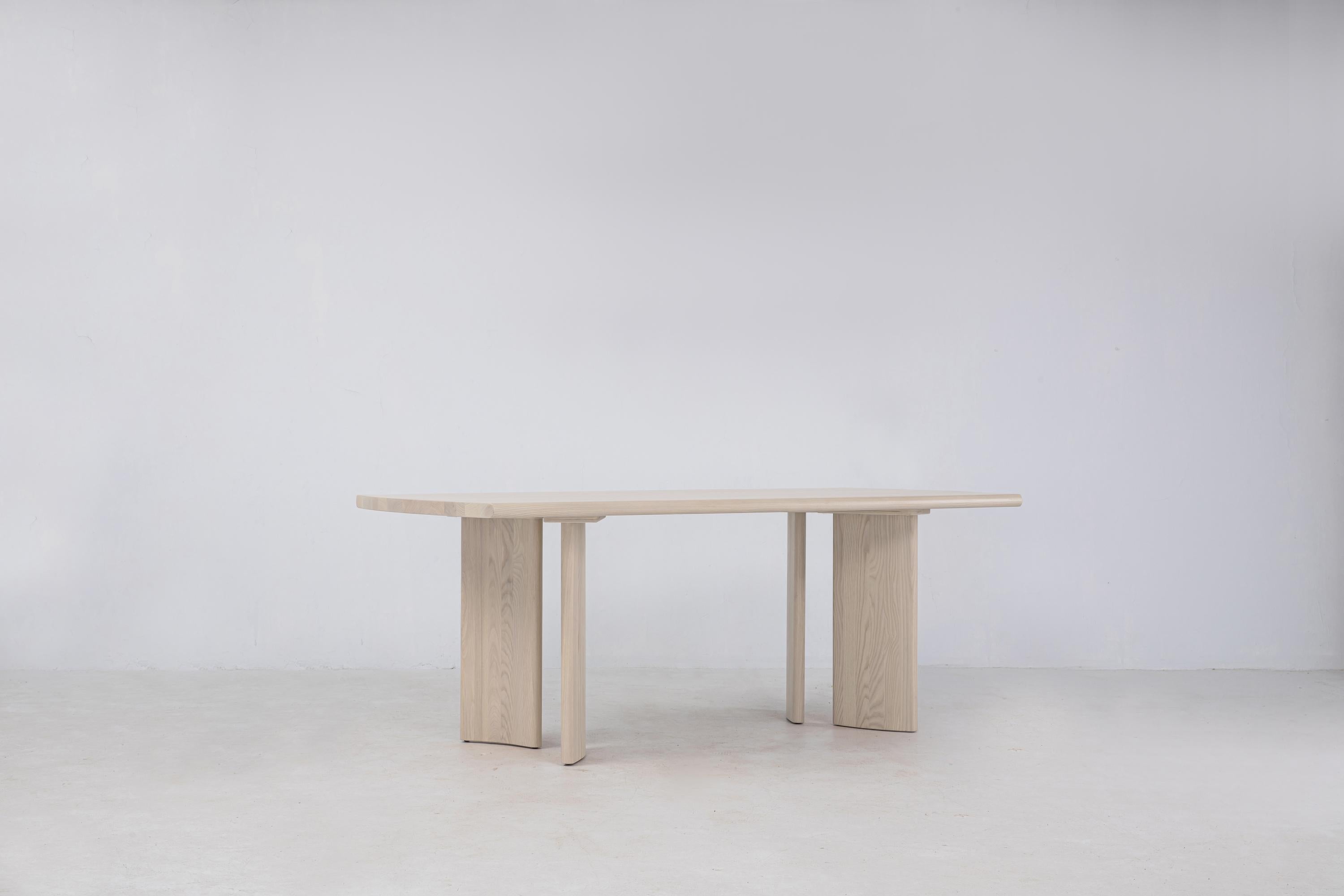 XXIe siècle et contemporain Table Crest 198,1 cm couleur chair, table de salle à manger minimaliste en bois en vente