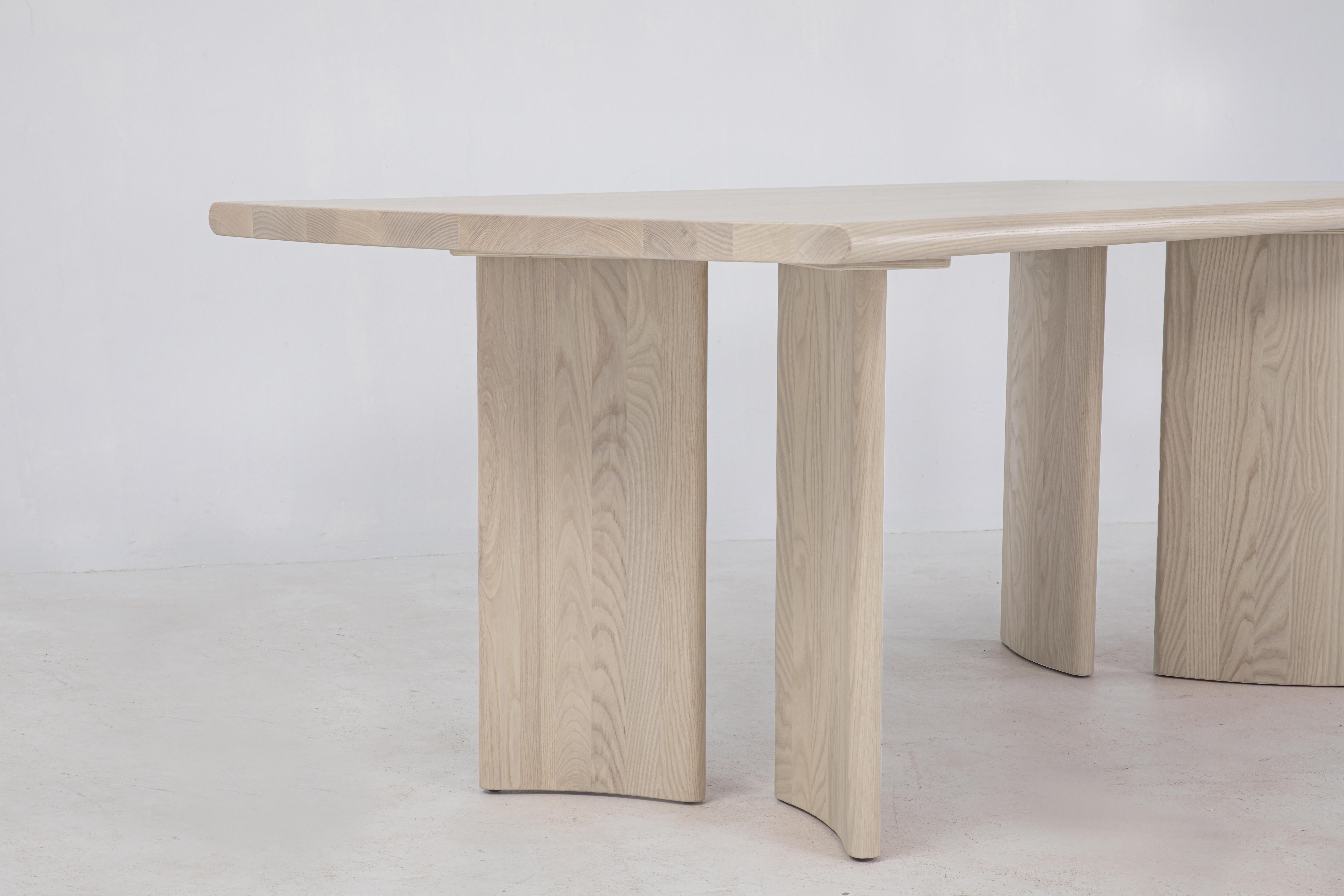 Table Crest 198,1 cm couleur chair, table de salle à manger minimaliste en bois en vente 1