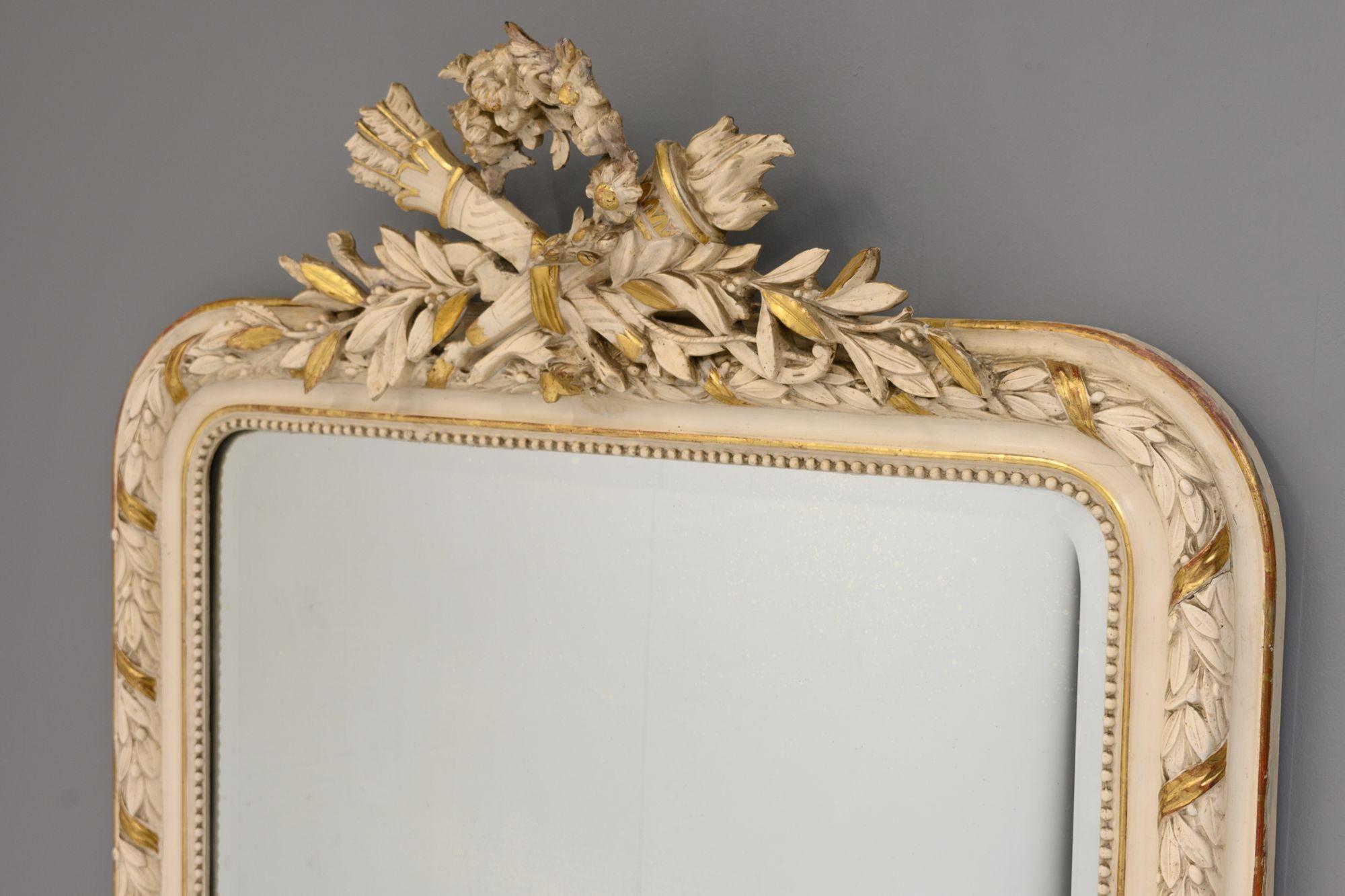 Specchio a cuneo in stile Louis Philippe con piastra originale e finiture dorate e dipinte.

Circa 1900.

H. H. 163cm x L. 102cm x P. 17cm