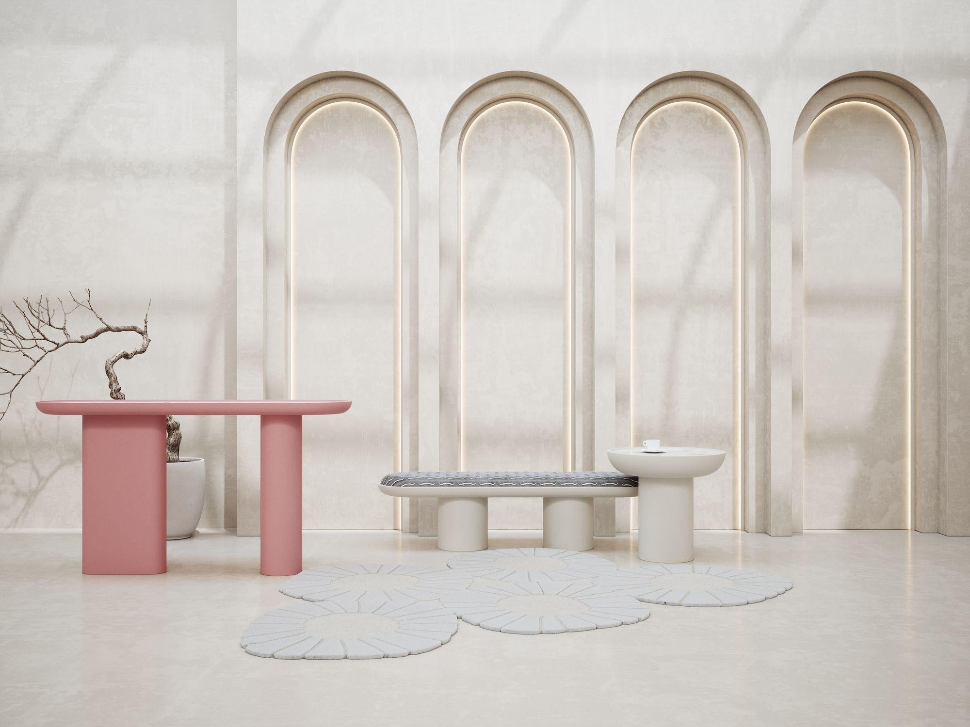 Console ovale Creta présentée en finition laquée rose mat avec insertion de marbre dans le plateau façonné et éléments laqués insérés. Réalisé avec du marbre Bianco Arabascato dans la partie supérieure.
La forme sculpturale et arrondie ainsi que les