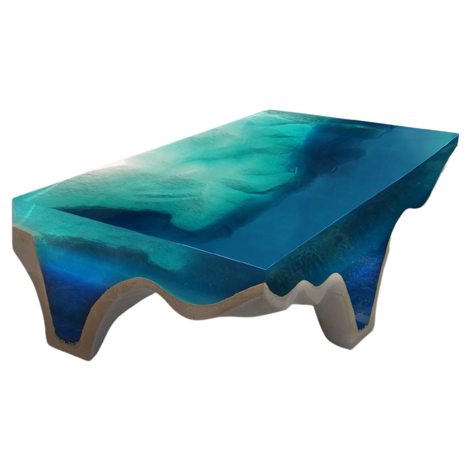 Die Geschichte
Die ewige griechische Geschichte von Meer und Land, die sich ins Unendliche brechen, eingefangen in einem denkwürdigen Stück - Kreta Table.
Monolithisches, skulpturales und funktionales Kunstwerk. Eine Geometrie mit kontrastierenden