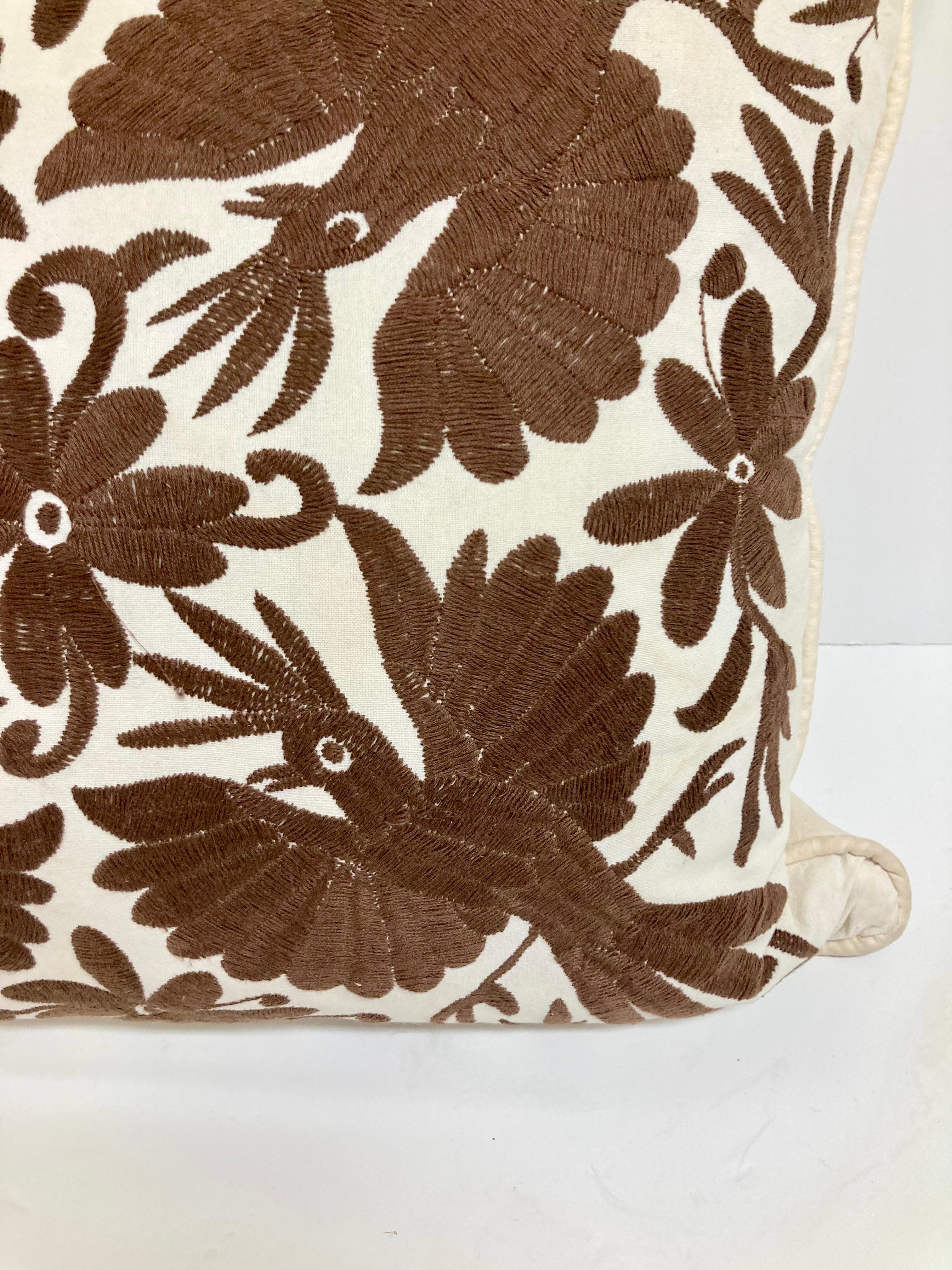 Coussin jetable en forme d'oiseau brodé en Crewel Work Brown - 1 en vente 3