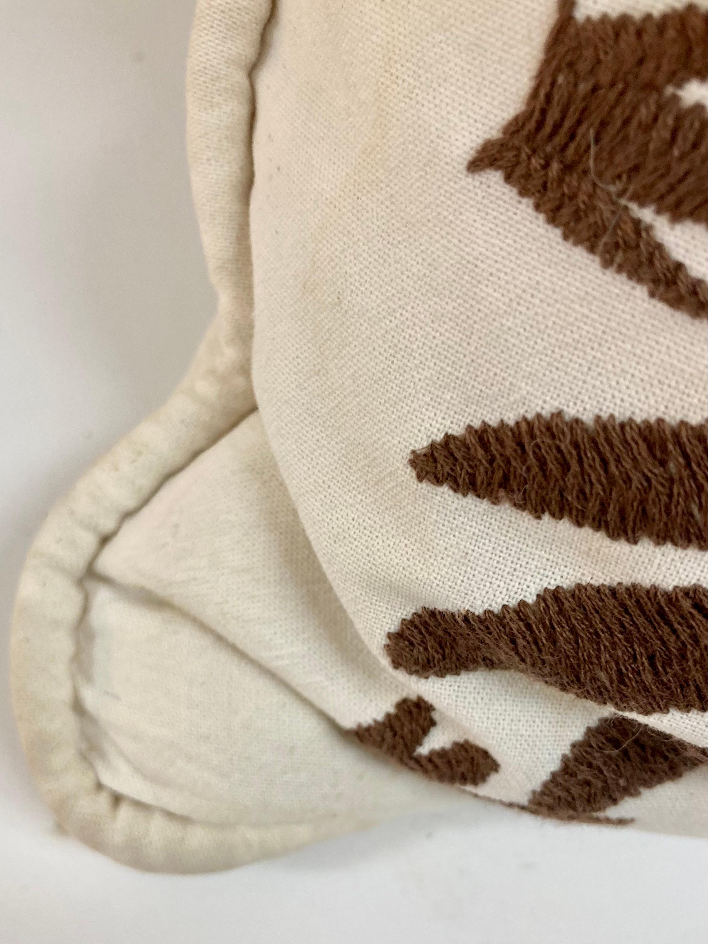 Coussin jetable en forme d'oiseau brodé en Crewel Work Brown - 1 en vente 4