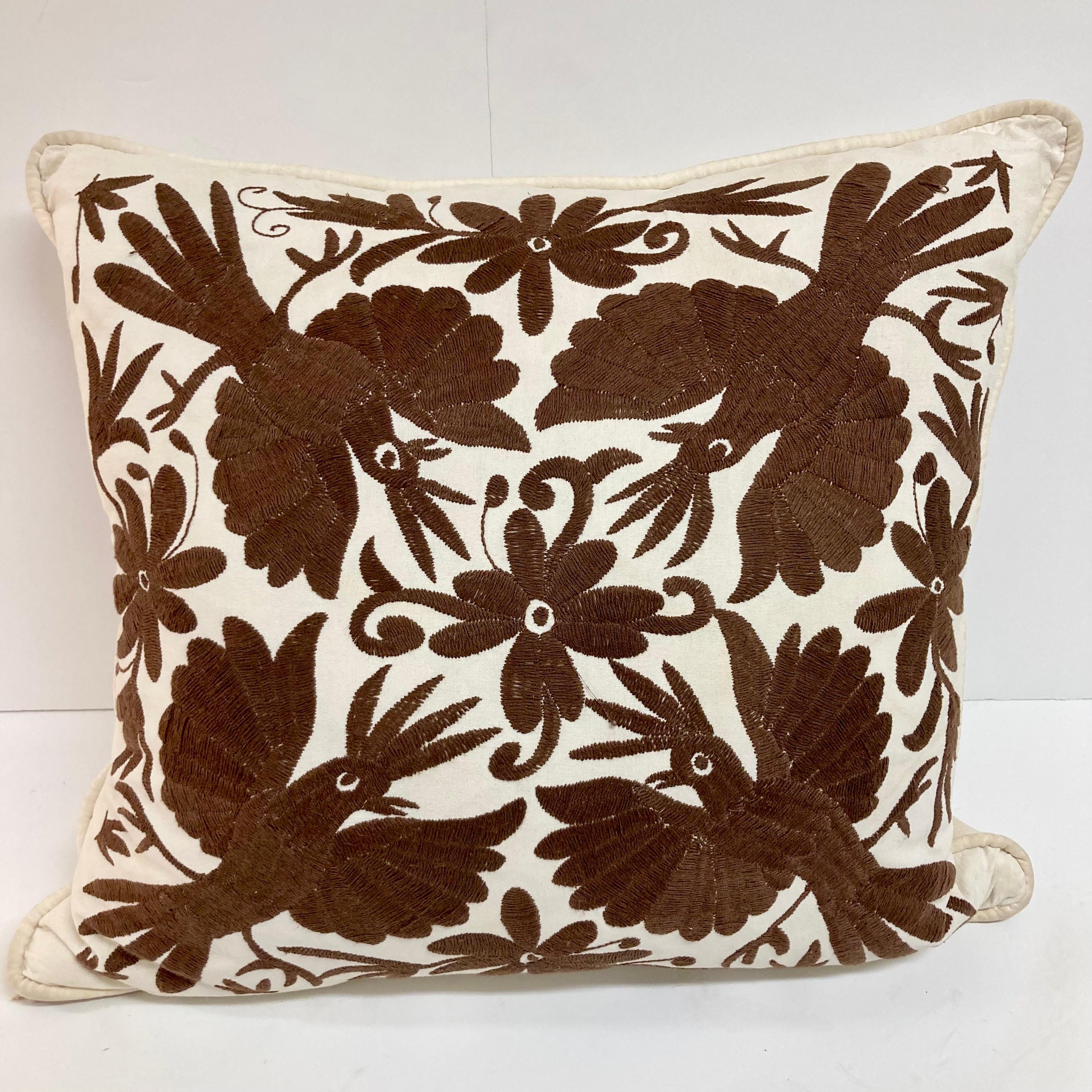 Magnifiques oiseaux bruns brodés à la main en crénelage vintage. Ajoutez un peu de style Boho Chic à votre maison ou à votre projet de design. Nous avons une deuxième annonce similaire, également 2 coussins oiseaux simples avec les mêmes fils.