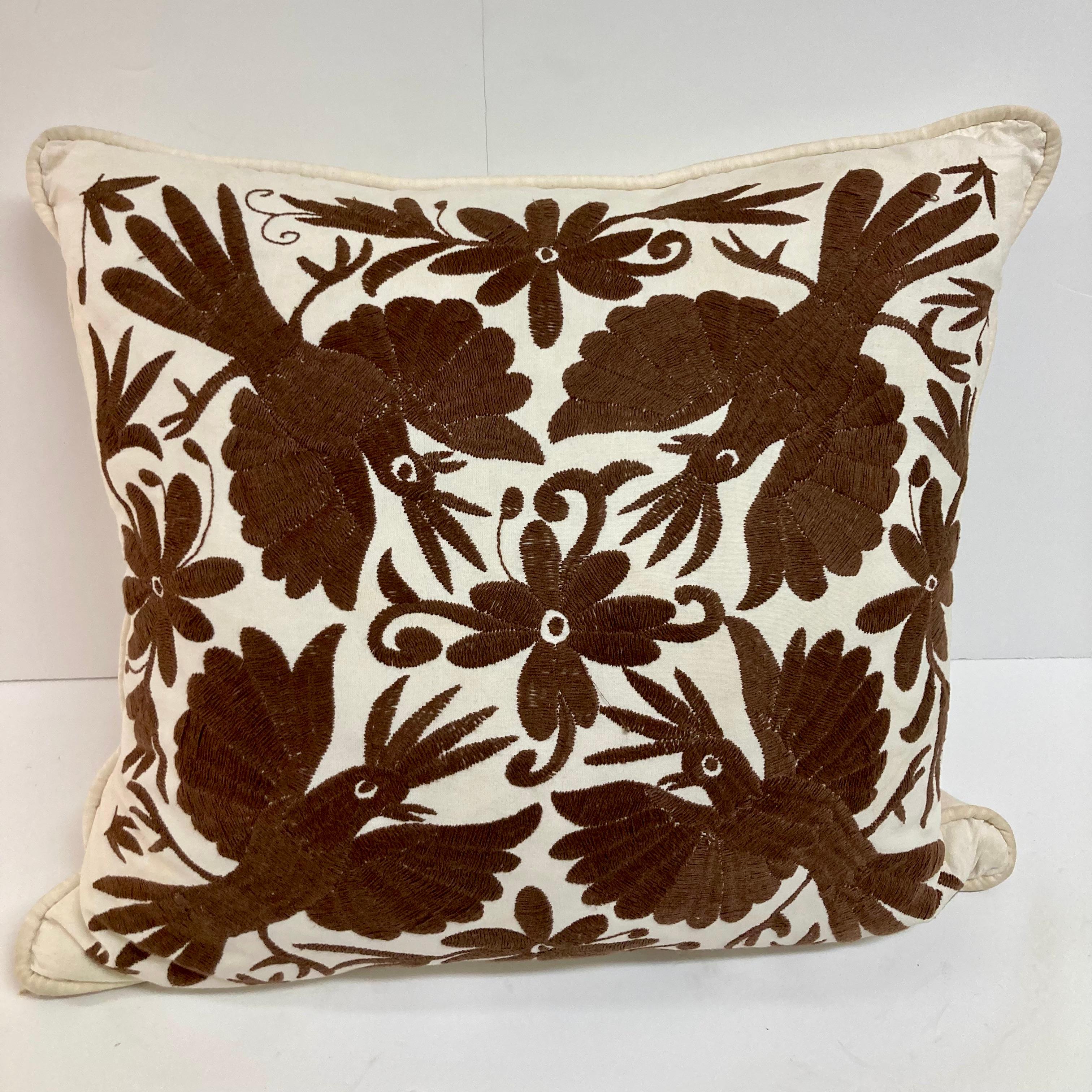 Moderne Coussin jetable en forme d'oiseau brodé en Crewel Work Brown - 1 en vente