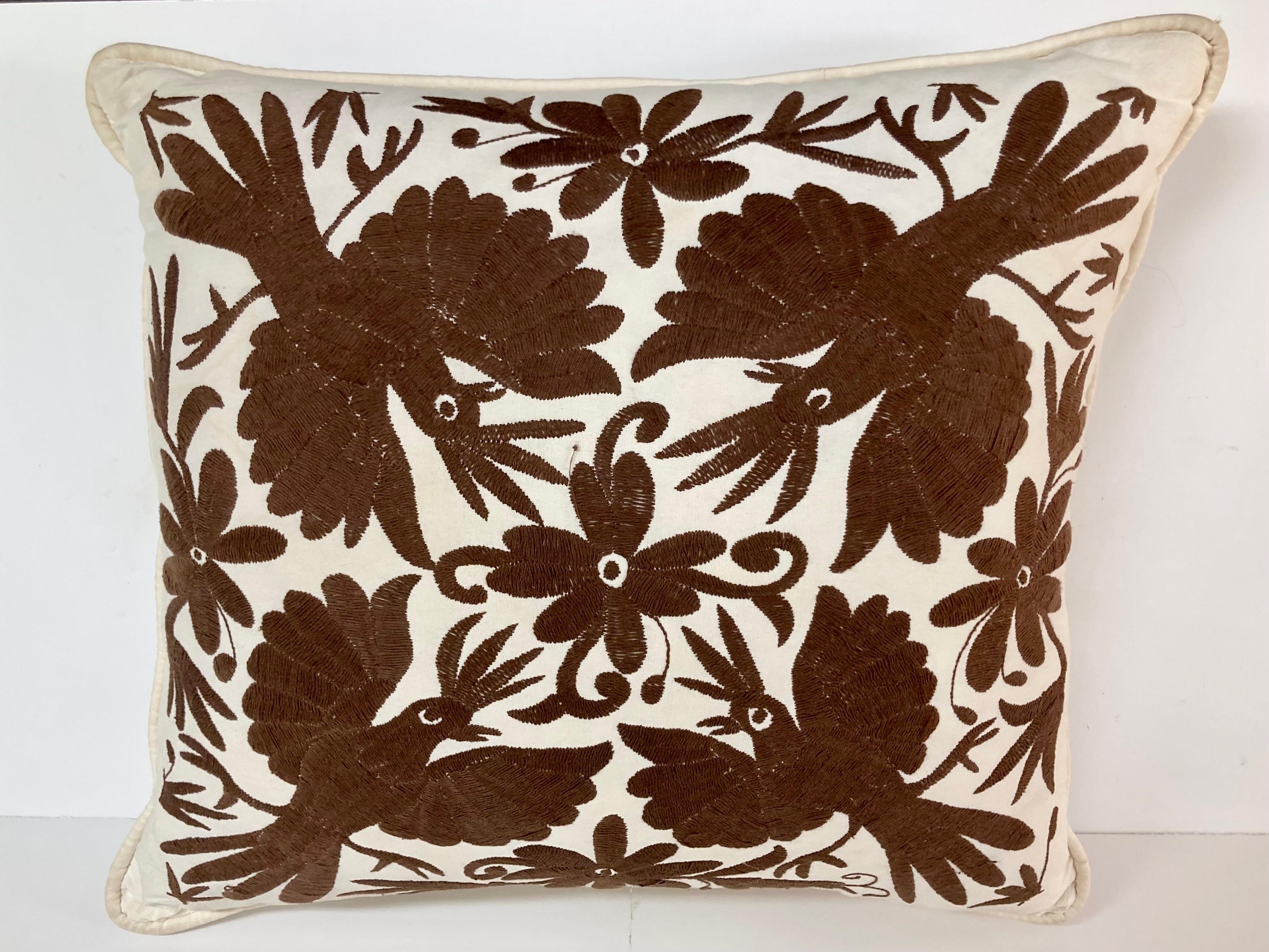 Américain Coussin jetable en forme d'oiseau brodé en Crewel Work Brown - 1 en vente