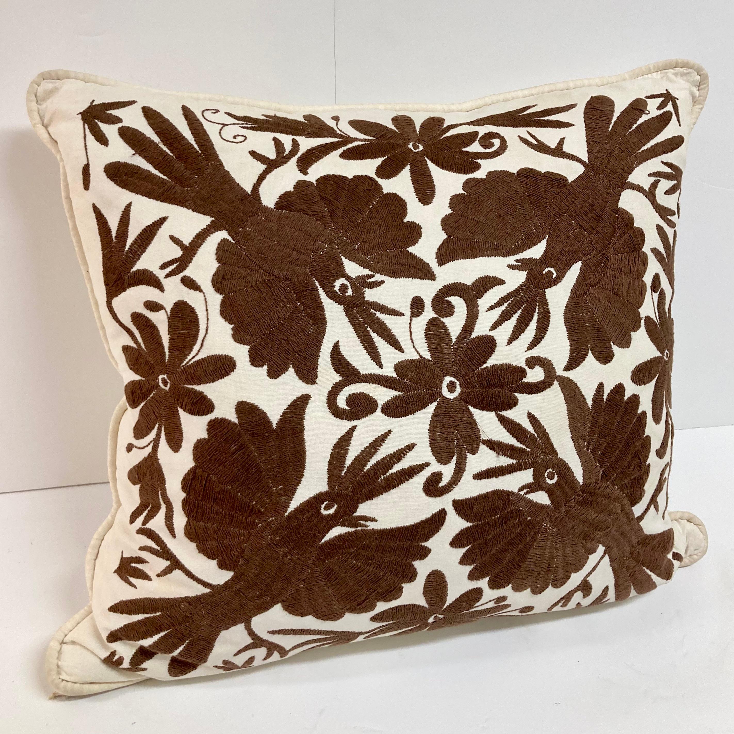 Coussin jetable en forme d'oiseau brodé en Crewel Work Brown - 1 Bon état - En vente à Los Angeles, CA