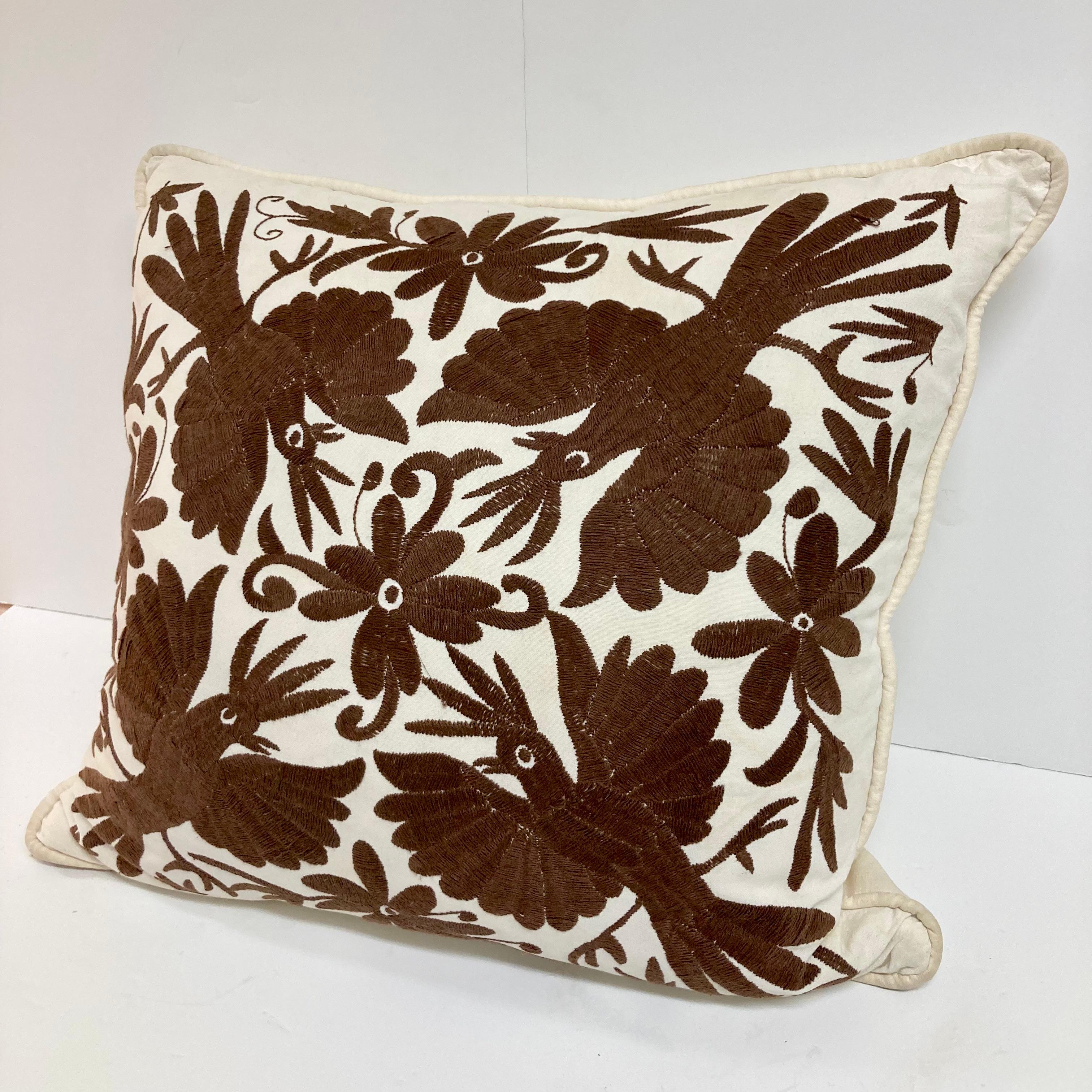 Fin du 20e siècle Coussin jetable en forme d'oiseau brodé en Crewel Work Brown - 1 en vente