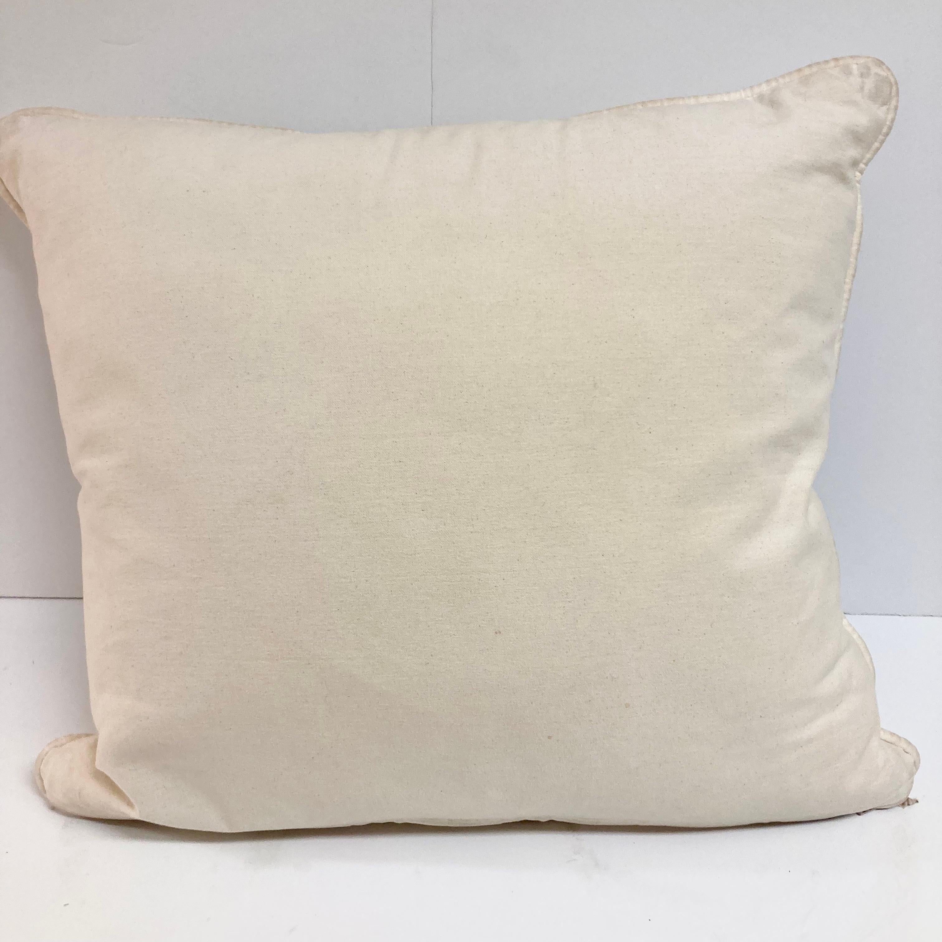 Coton Coussin jetable en forme d'oiseau brodé en Crewel Work Brown - 1 en vente