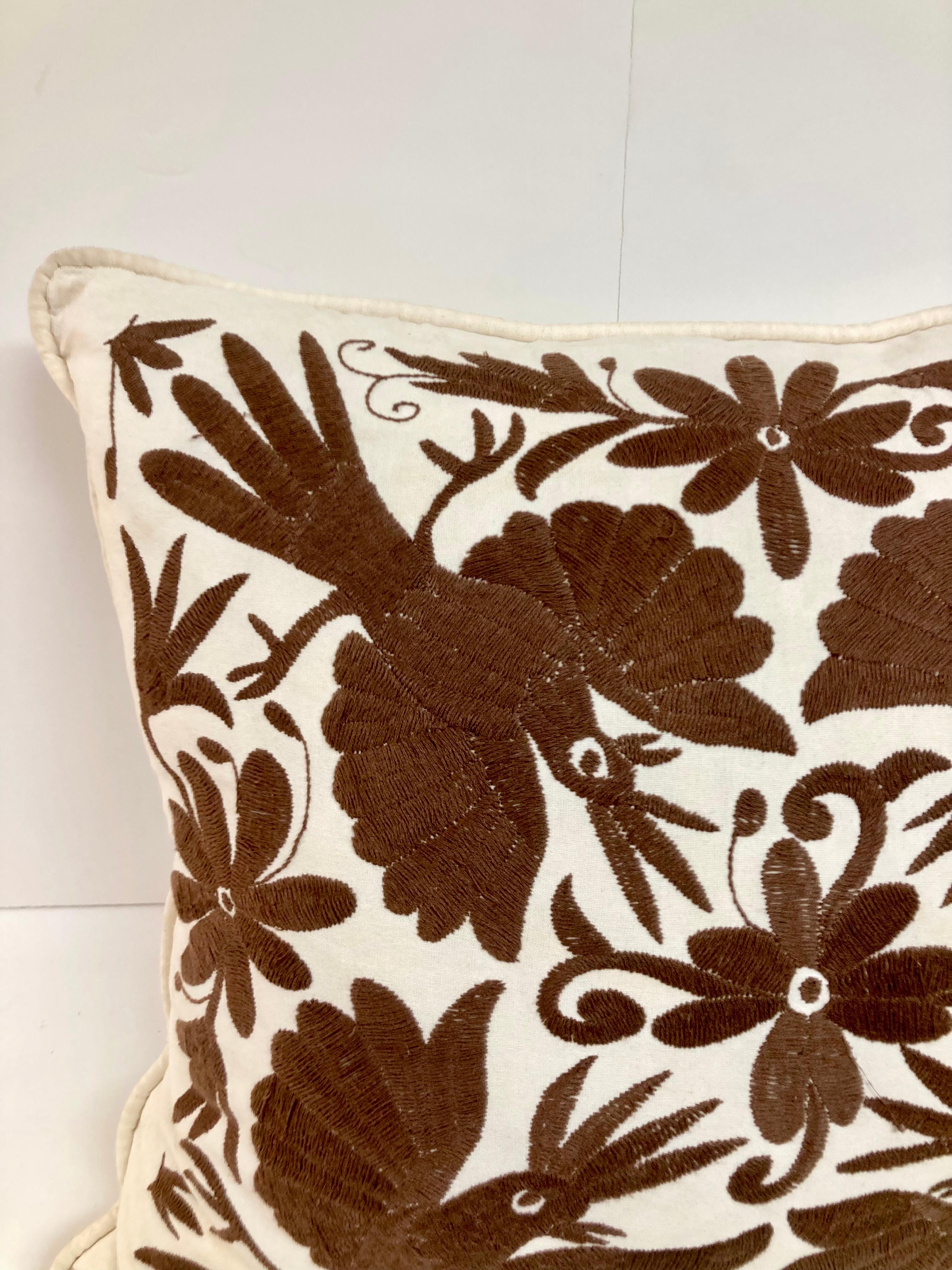 Coussin jetable en forme d'oiseau brodé en Crewel Work Brown - 1 en vente 1