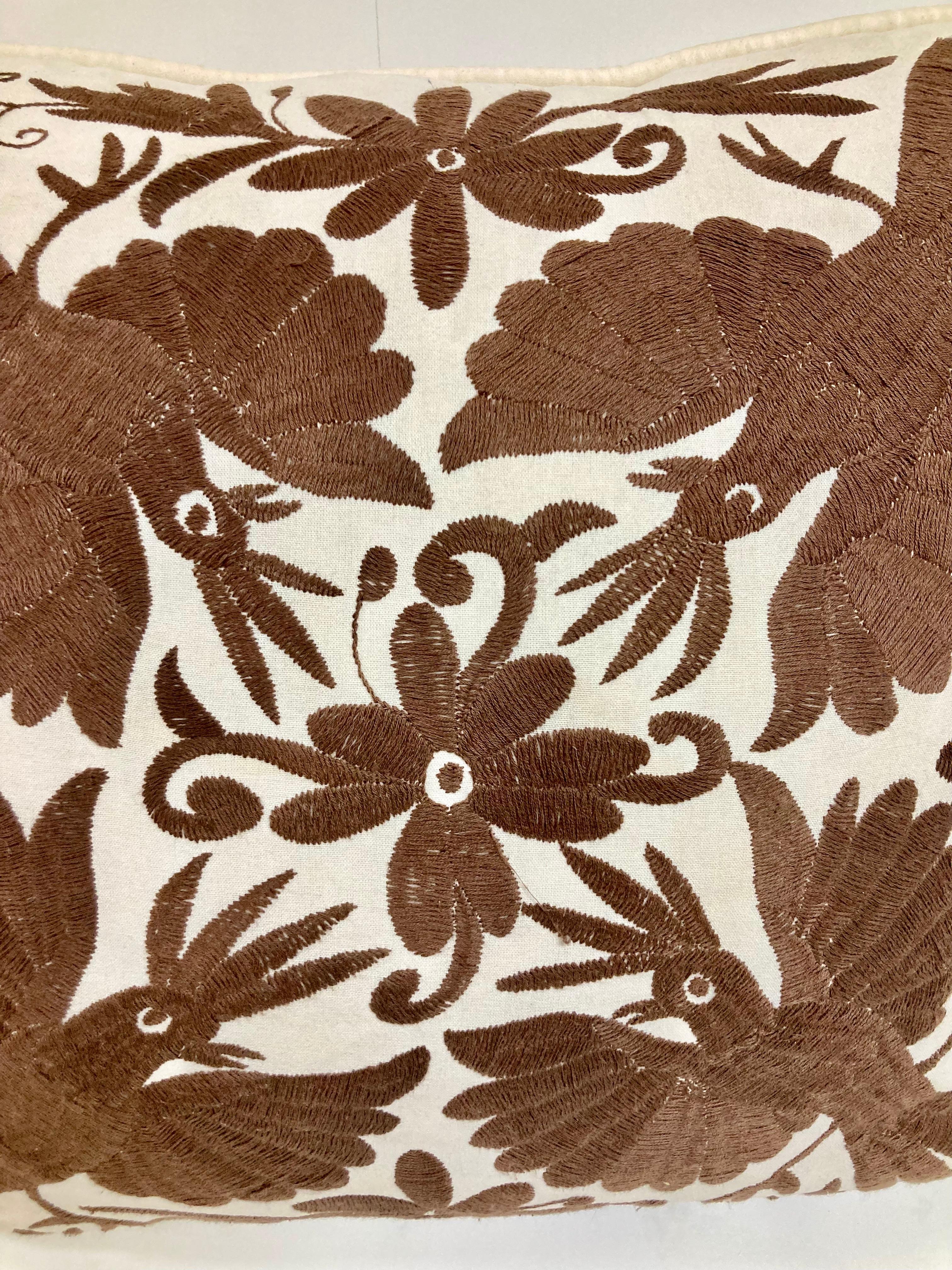 Coussin jetable en forme d'oiseau brodé en Crewel Work Brown - 1 en vente 2