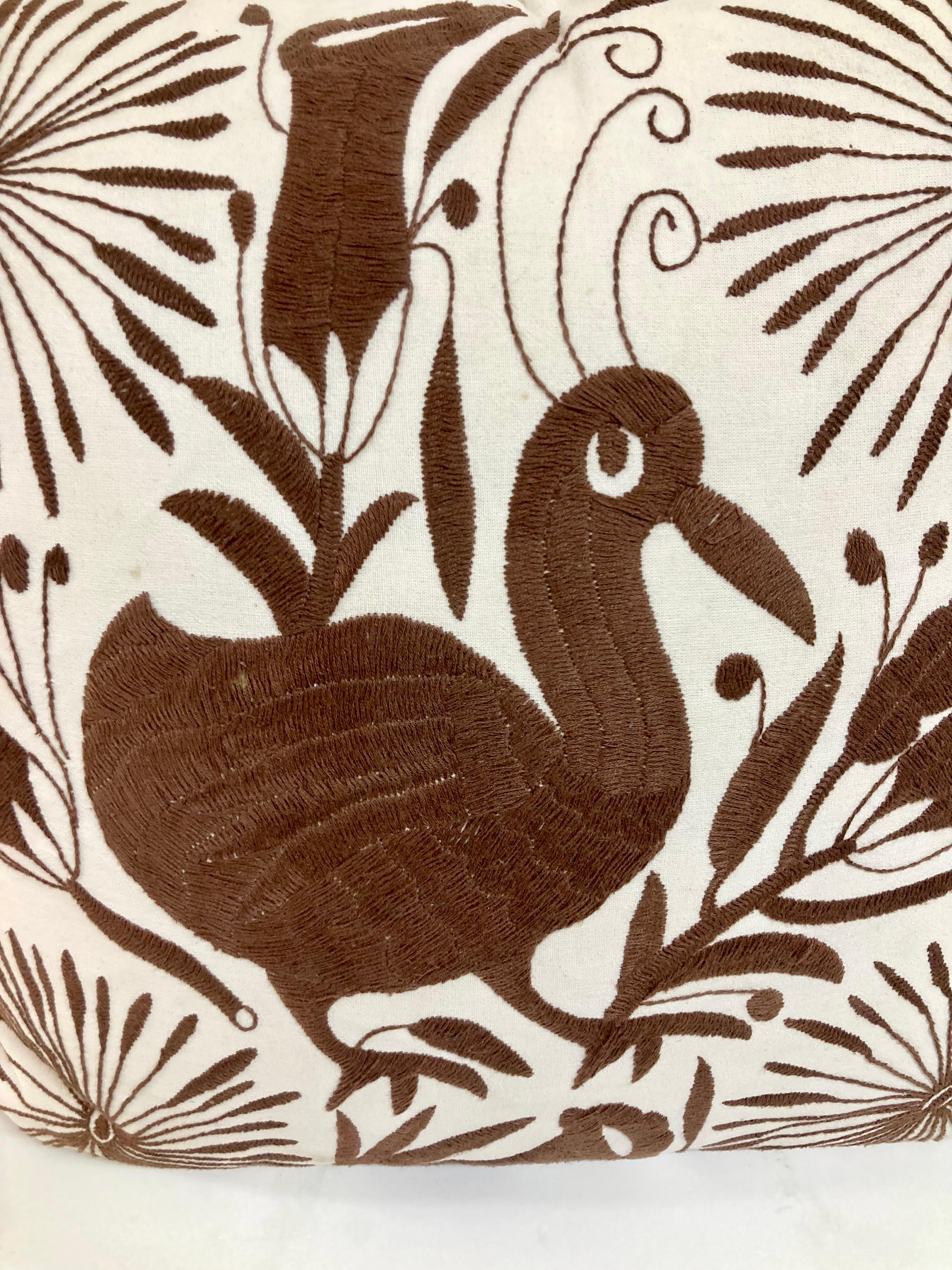 Coussin jetable en forme d'oiseau brodé à la main en Crewel Work Brown - 1 en vente 3