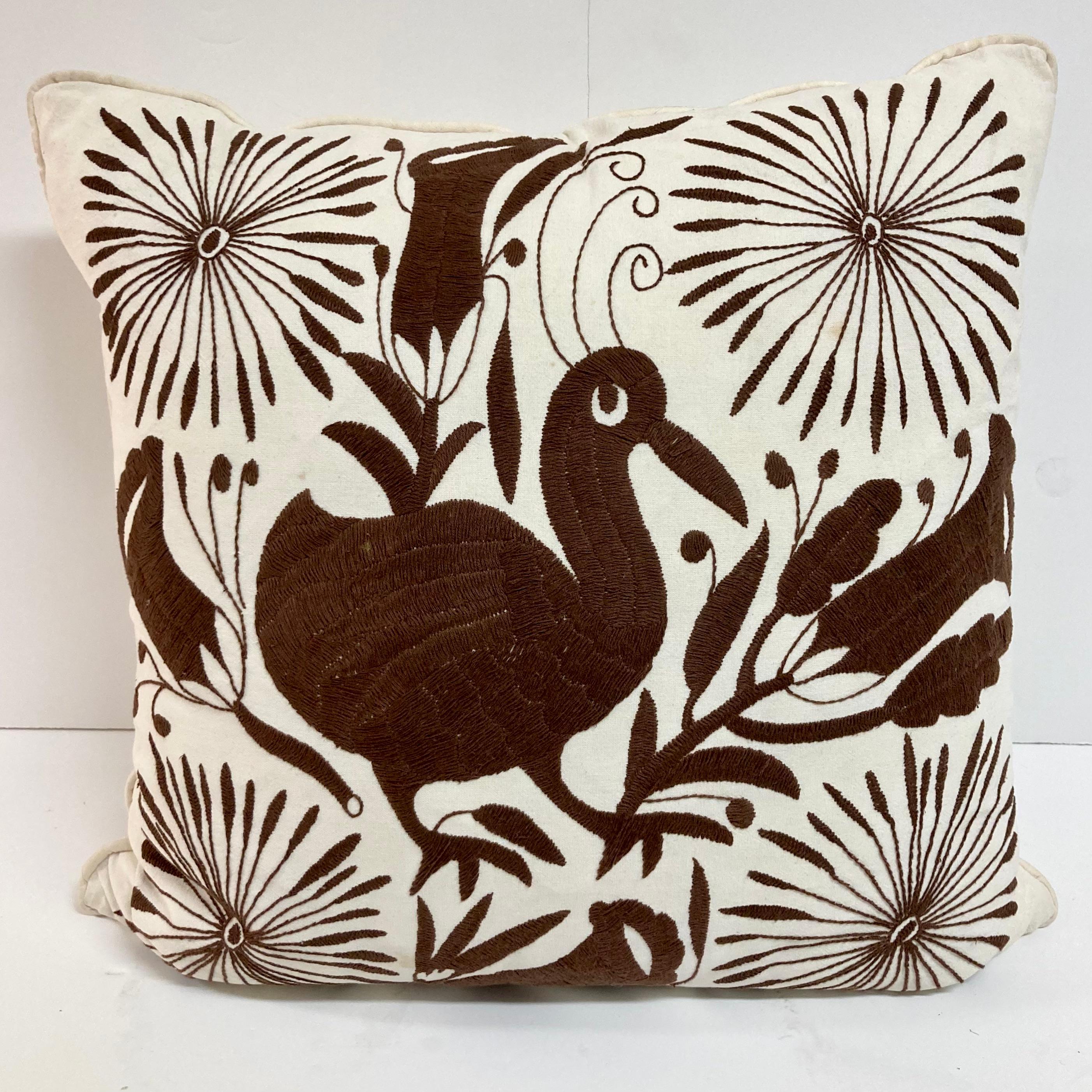 Magnifique coussin en forme d'oiseau marron brodé à la main en crénelage. Nous avons un deuxième oreiller similaire, et deux autres avec plusieurs oiseaux. Collectionnez les 4 coussins. Ajoutez un peu de style Boho Chic à votre maison ou à votre