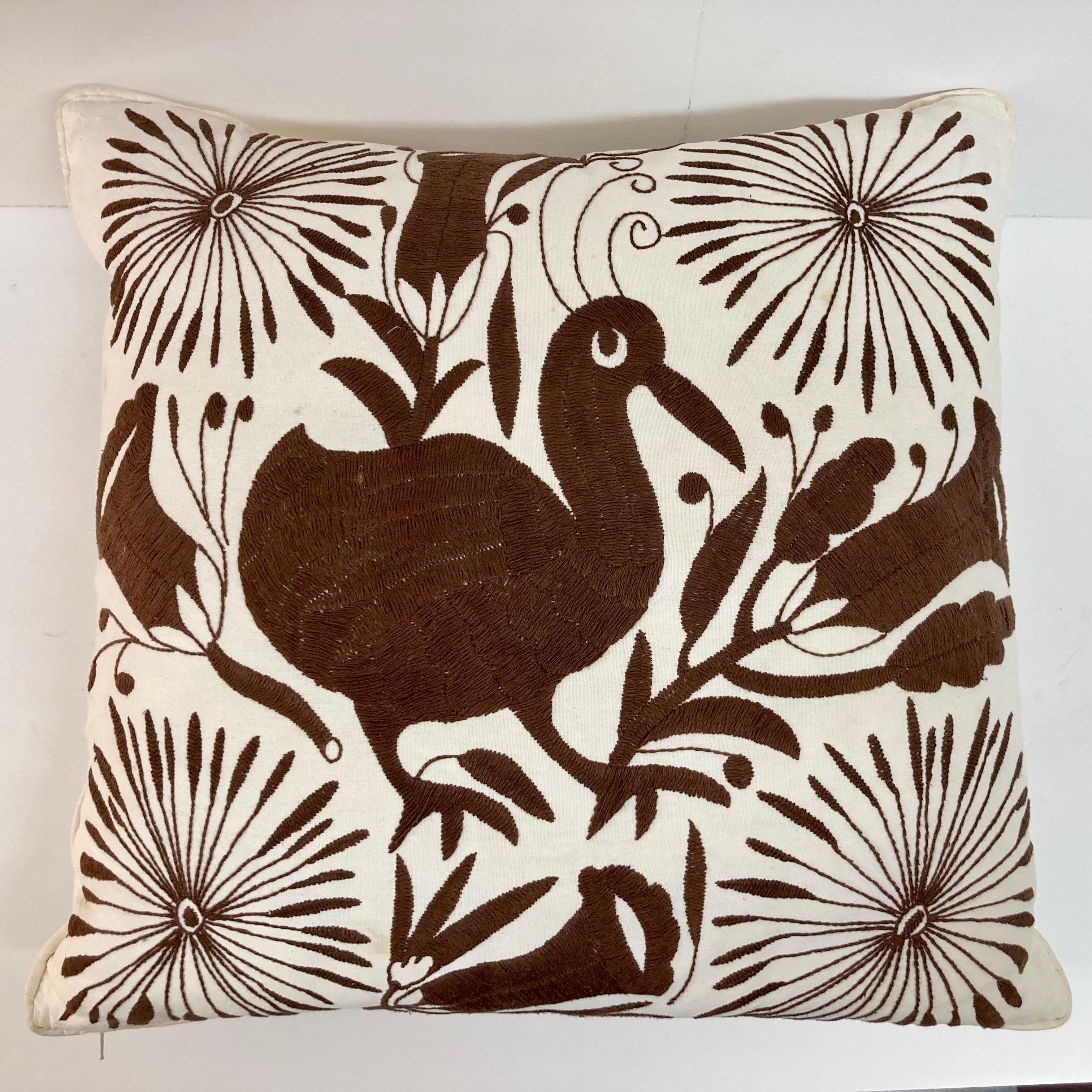 Moderne Coussin jetable en forme d'oiseau brodé à la main en Crewel Work Brown - 1 en vente