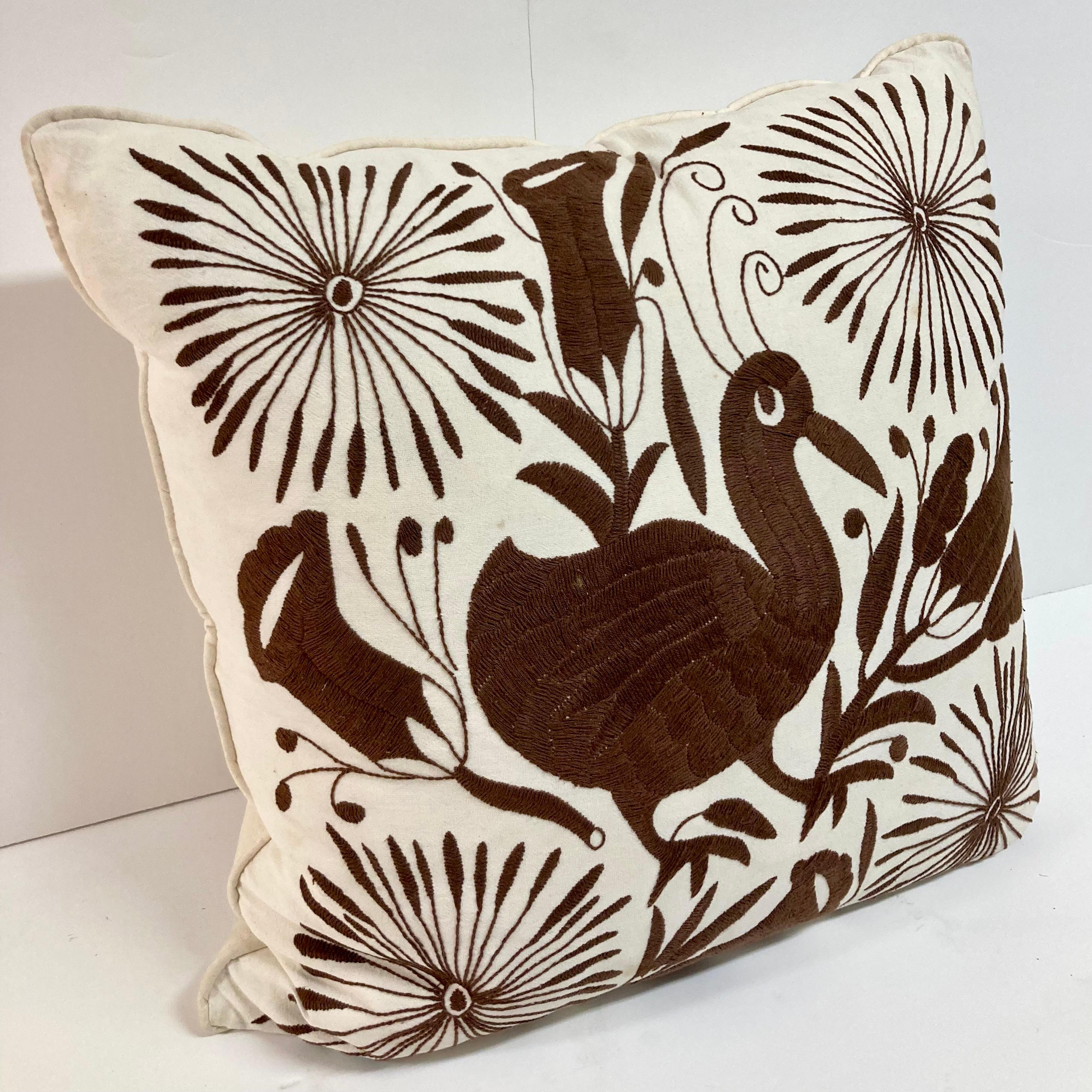Américain Coussin jetable en forme d'oiseau brodé à la main en Crewel Work Brown - 1 en vente