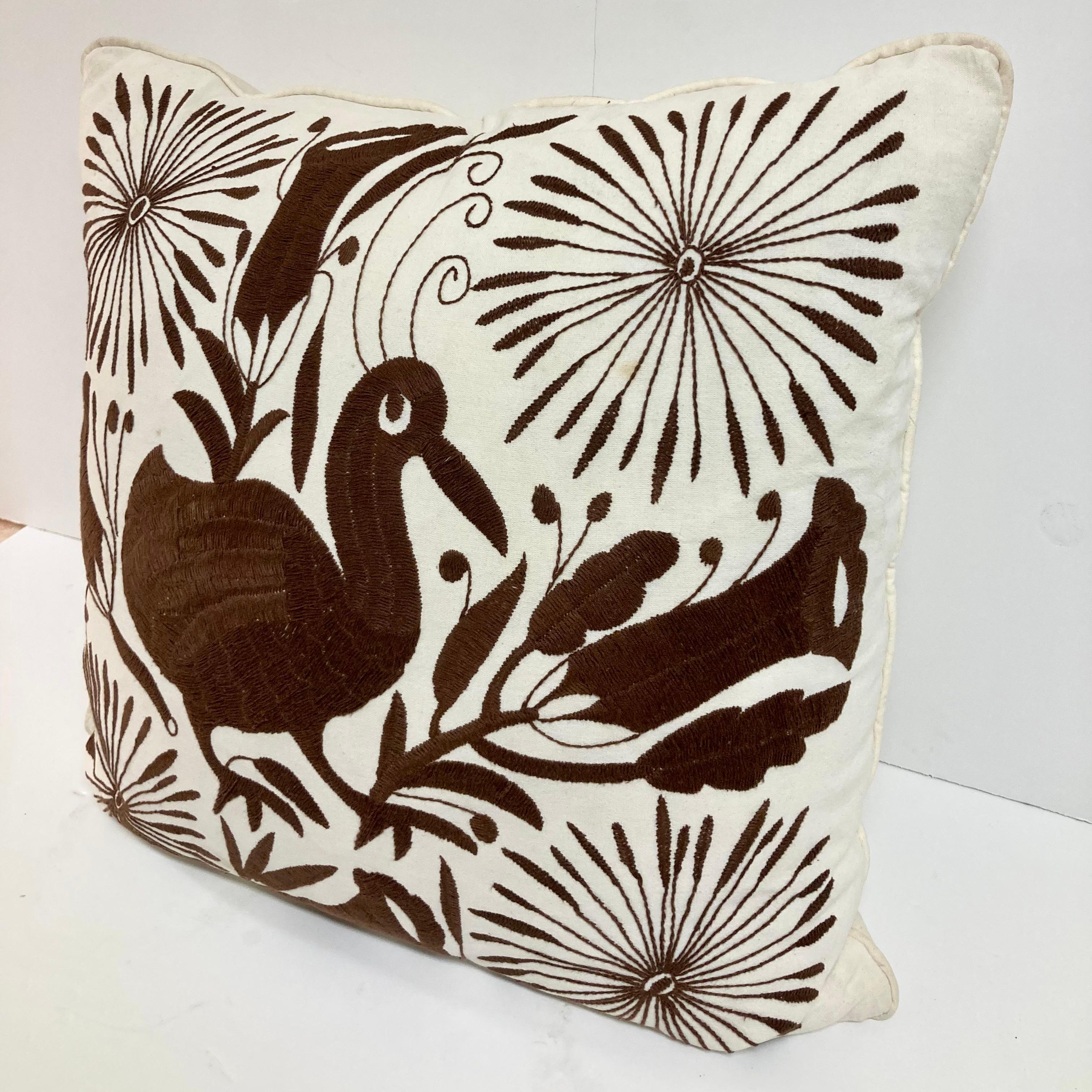 Coussin jetable en forme d'oiseau brodé à la main en Crewel Work Brown - 1 Bon état - En vente à Los Angeles, CA