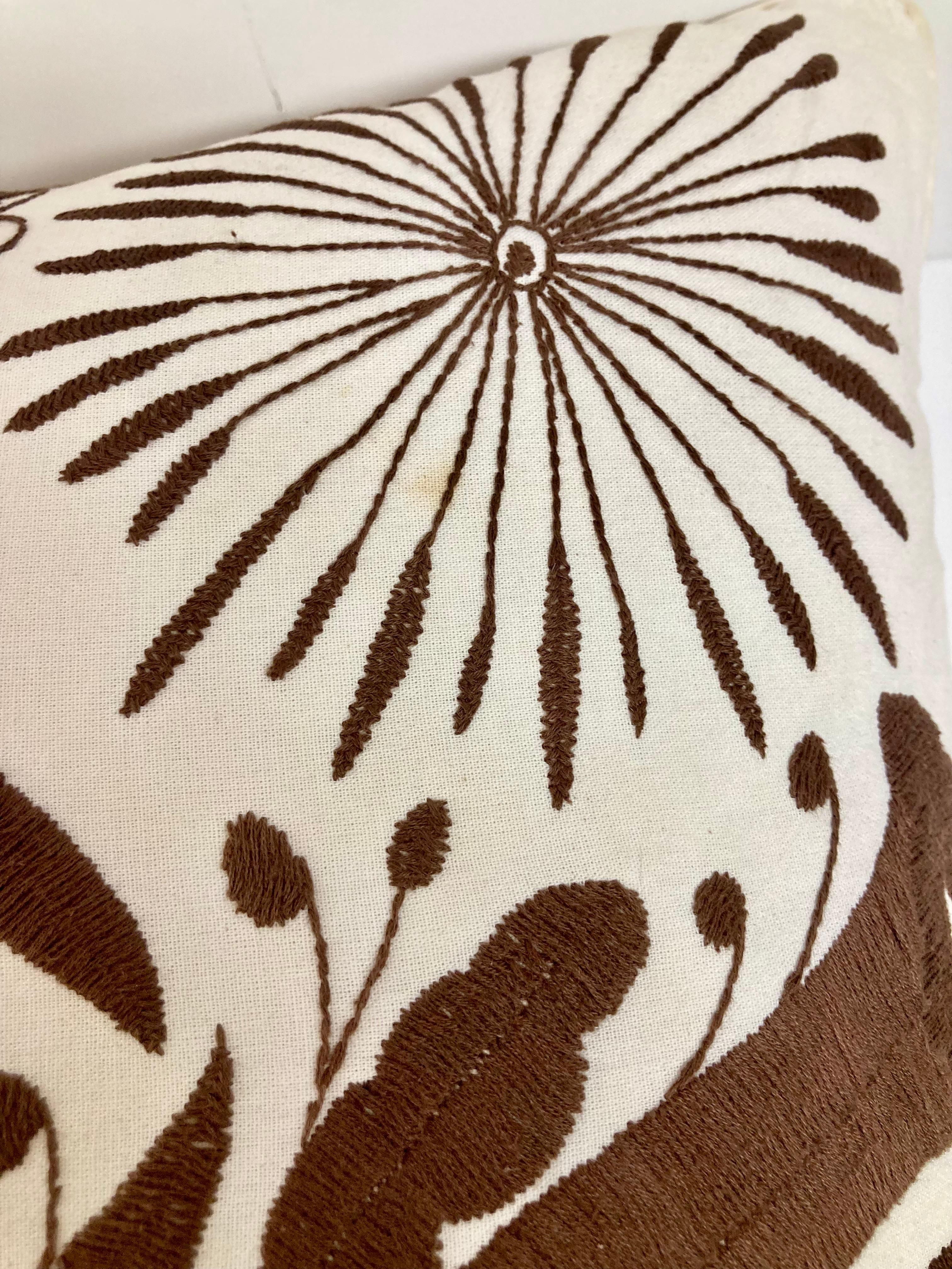 Coussin jetable en forme d'oiseau brodé à la main en Crewel Work Brown - 1 en vente 1