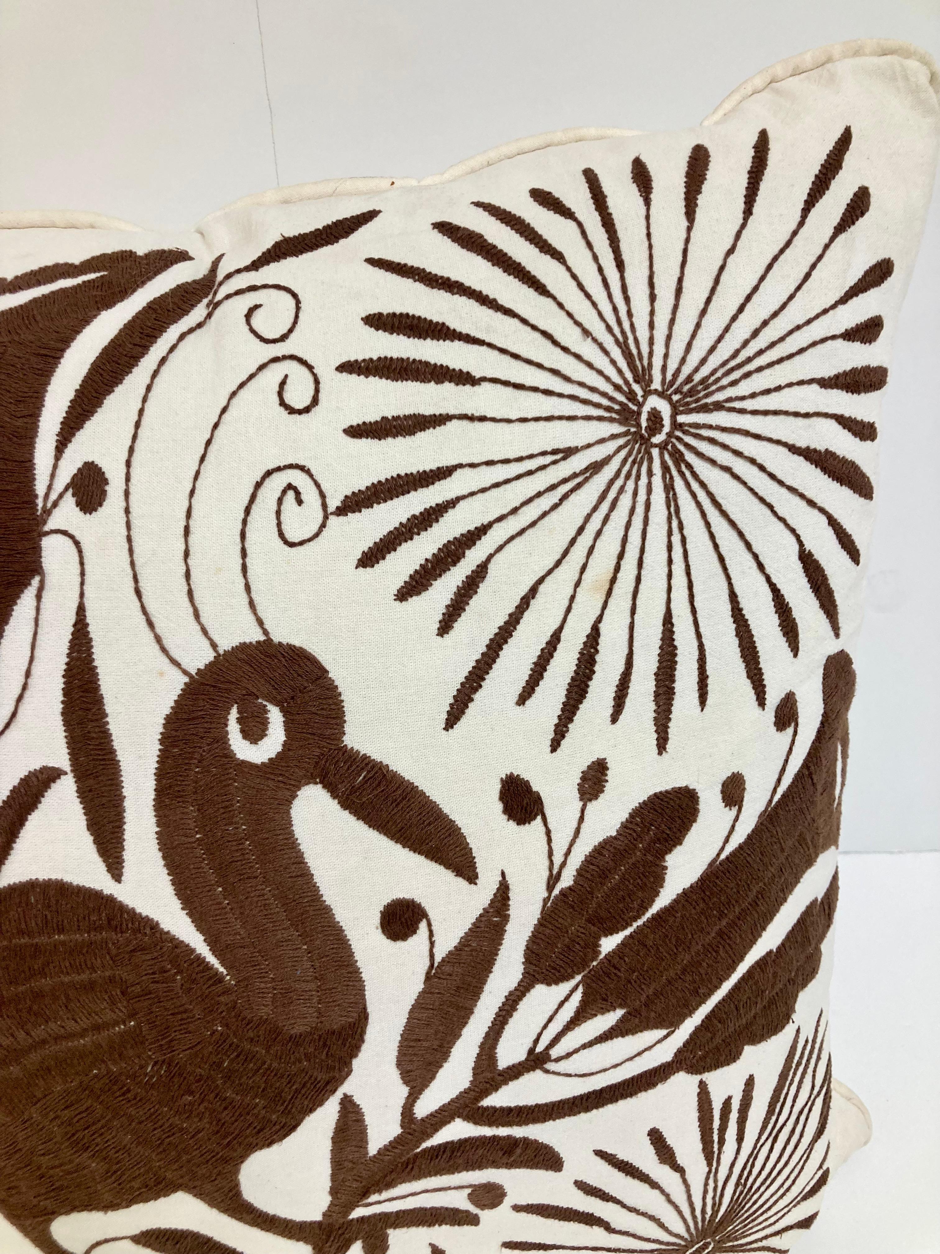Coussin jetable en forme d'oiseau brodé à la main en Crewel Work Brown - 1 en vente 2