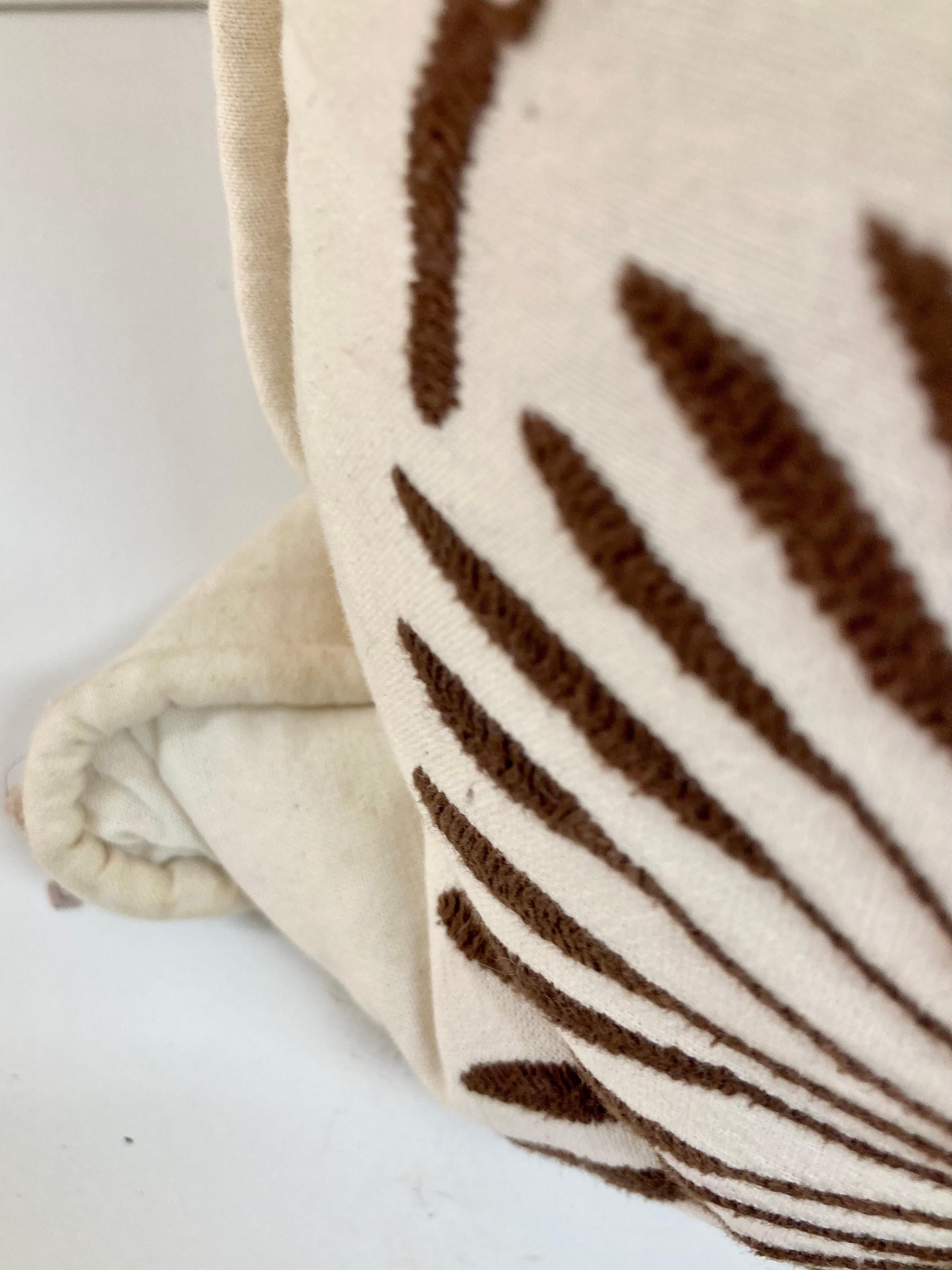 Coussin jetable en forme d'oiseau brodé à la main en Crewel Work Brown - 2 en vente 3